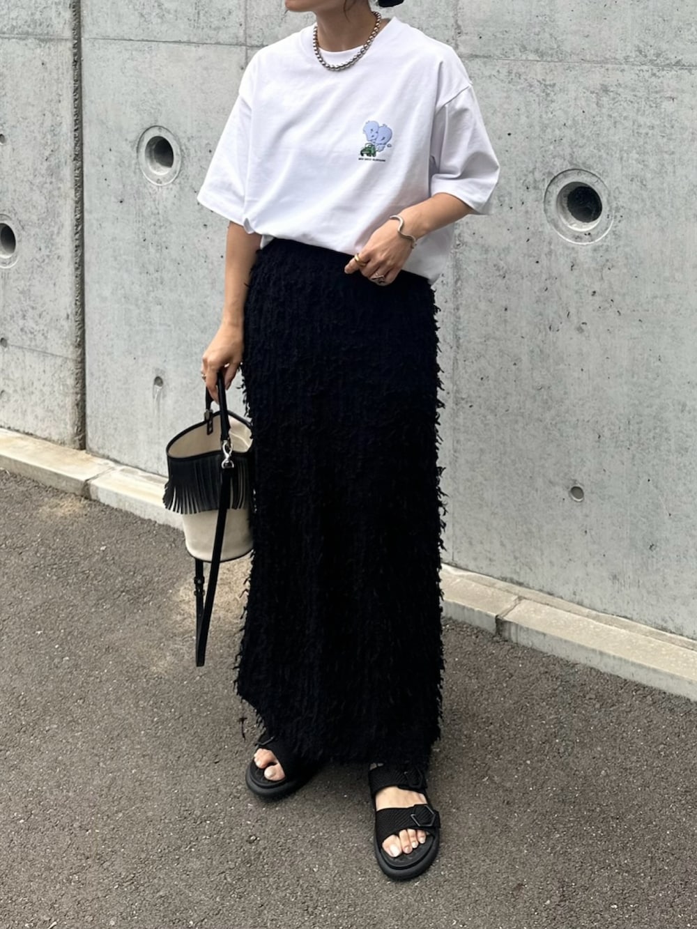 「NAVAL、naval_tokyo、BEN DAVIS、ベンデイビス、バックプリント、バックプリントTシャツ、Tシャツ、白Tシャツ、大人カジュアル、初夏コーデ、Tシャツ/カットソー、ママコーデ、カジュアル、夏コーデ、夏ファッション」｜「VIVAIAのアイテム（サンダル、ブラック系）」を使った、mikaさん（レディース・157cm）の春コーディネートの4枚目の写真