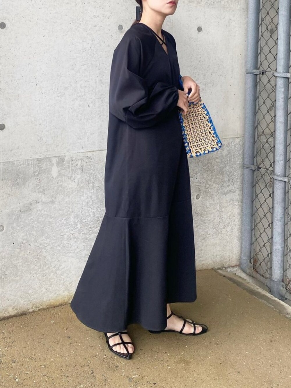 「JUNOAH、ワンピース、マーメイドワンピース、ブラックワンピース、ブラックコーデ、MARNI MARKET、marni、かごバッグ、きれいめカジュアル、オトナカジュアル、オトナ女子、ママコーデ、ママファッション、大人女子、春夏コーデ」｜「MARNI MARKETのアイテム（かごバッグ、ブルー系）」を使った、mikaさん（レディース・157cm）の春コーディネートの2枚目の写真