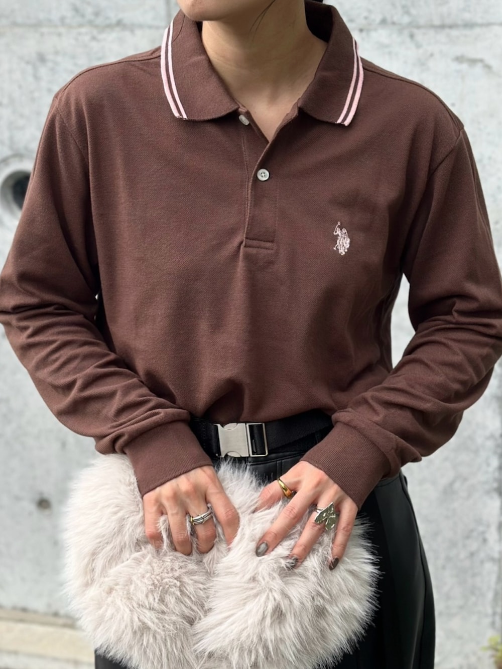 ブラック系のその他パンツ、ブラック系のサンダル、ブラウン系のポロシャツを着用したレディースの秋コーディネートの4枚目の写真