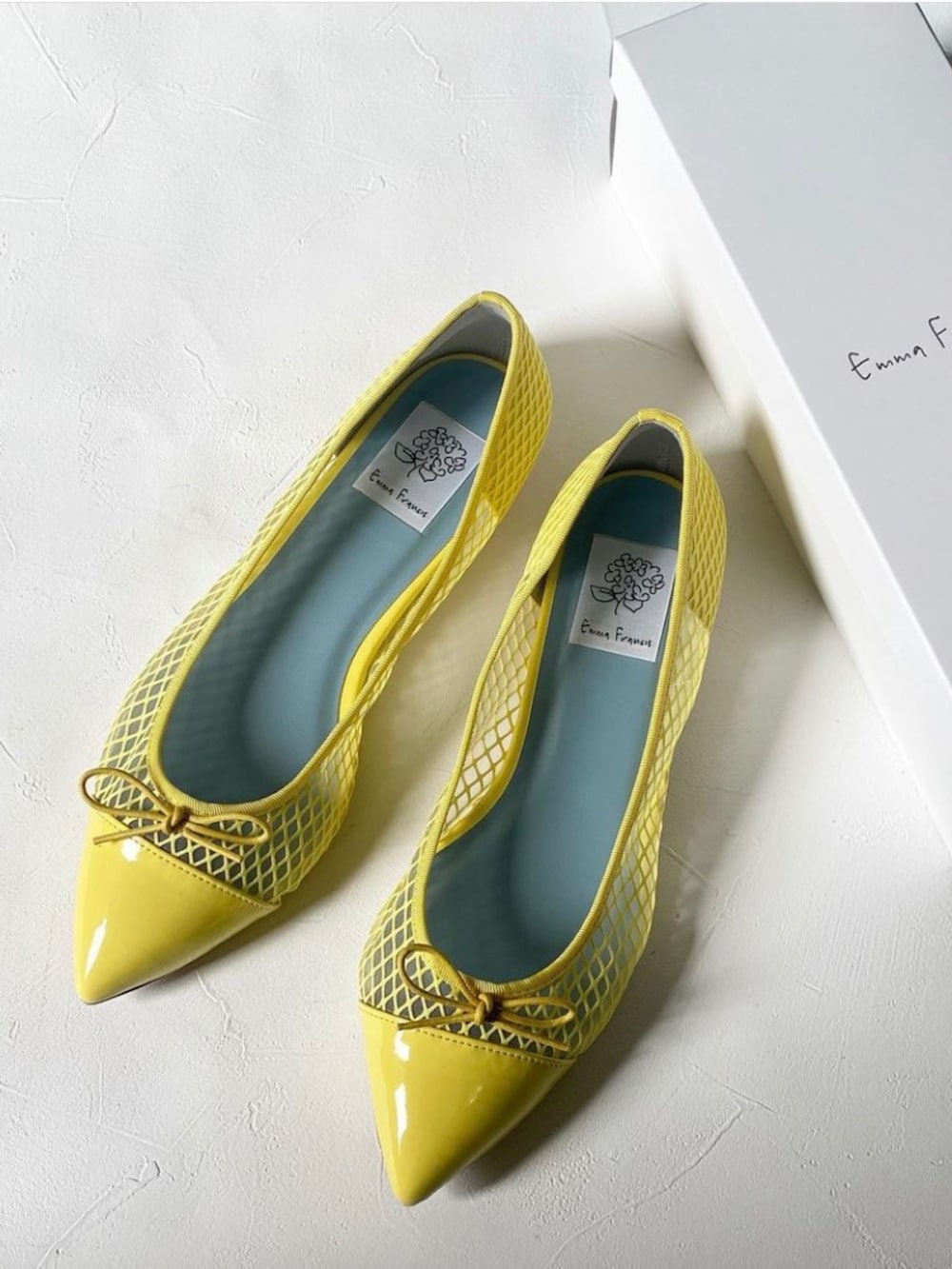 「emmafrancis、エマフランシス、バレエシューズ、バレエパンプス、フラットシューズ、春コーデ、イエロー、メッシュパンプス、ポインテッドトゥ、オトナカジュアル、きれいめカジュアル、ママコーデ、春カラー、大人カジュアル」｜「Emma Francisのポインテッドトゥ フラットバレエシューズ（バレエシューズ、イエロー系）」を使った、mikaさん（レディース・157cm）の春コーディネートの4枚目の写真