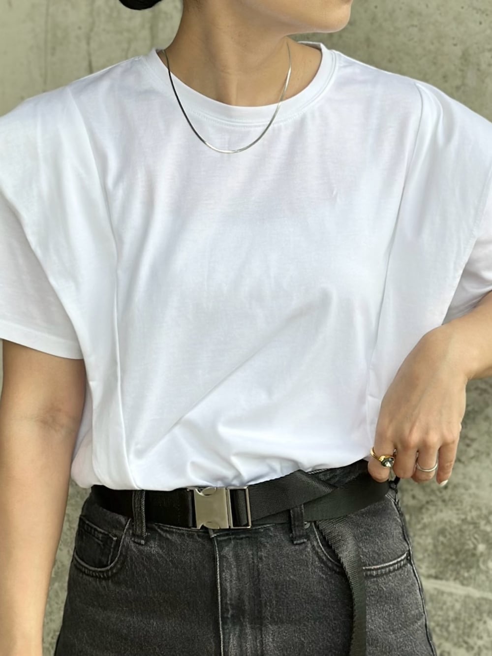 「Ranan(Ranan)、rananstyle、ラナン、Tシャツ、白Tシャツ、Tシャツ×デニム、モノトーン、モノトーンコーデ、シンプルコーデ、大人カジュアル、ママコーデ、ママファッション、夏ルックで気分アップ、夏コーデ、オトナ女子」｜「GUのアイテム（デニムパンツ、ブラック系）」を使った、mikaさん（レディース・157cm）の夏コーディネートの4枚目の写真