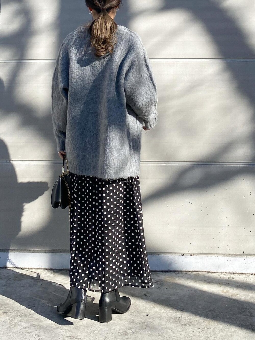 「カーディガン、ビッグシルエット、グレー、natural couture、ワンピース、ZARA、ZANCHETTI、ショートブーツ、きれいめカジュアル、オトナカジュアル、ママコーデ、刺繍ワンピース、モノトーンコーデ、オトナ女子、大人ガーリー」｜「natural coutureの【大人ナチュ】【WEB限定】モンスターBIGカーディガン（カーディガン/ボレロ、グレー系）」を使った、mikaさん（レディース・157cm）の冬コーディネートの3枚目の写真