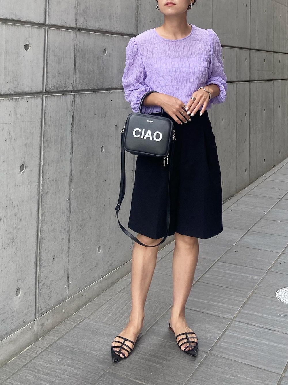 「JUNOAH、ブラウス、ブラウスコーデ、バミューダパンツ、ハーフパンツ、ZARA、michino、HEWN、オトナカジュアル、きれいめカジュアル、ママコーデ、パンツスタイル、秋のコーデ、大人女子、パープル」｜「LAUIRのランダムステッチブラウス（シャツ/ブラウス、パープル系）」を使った、mikaさん（レディース・157cm）の夏コーディネートの3枚目の写真