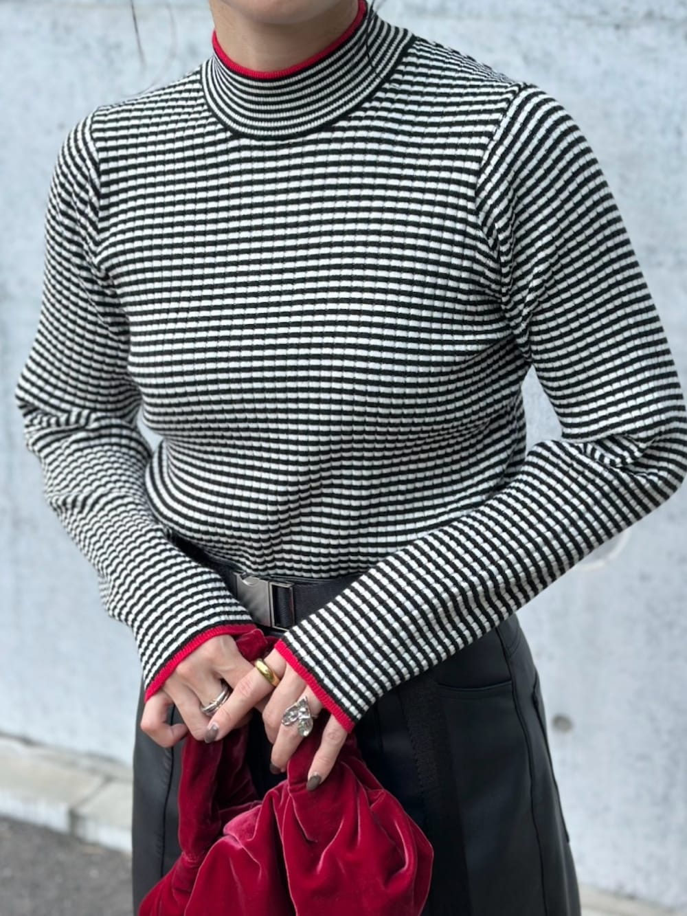 ブラック系のニット/セーター、レッド系のトートバッグ、ブラック系のその他パンツを着用したレディースの秋コーディネートの3枚目の写真