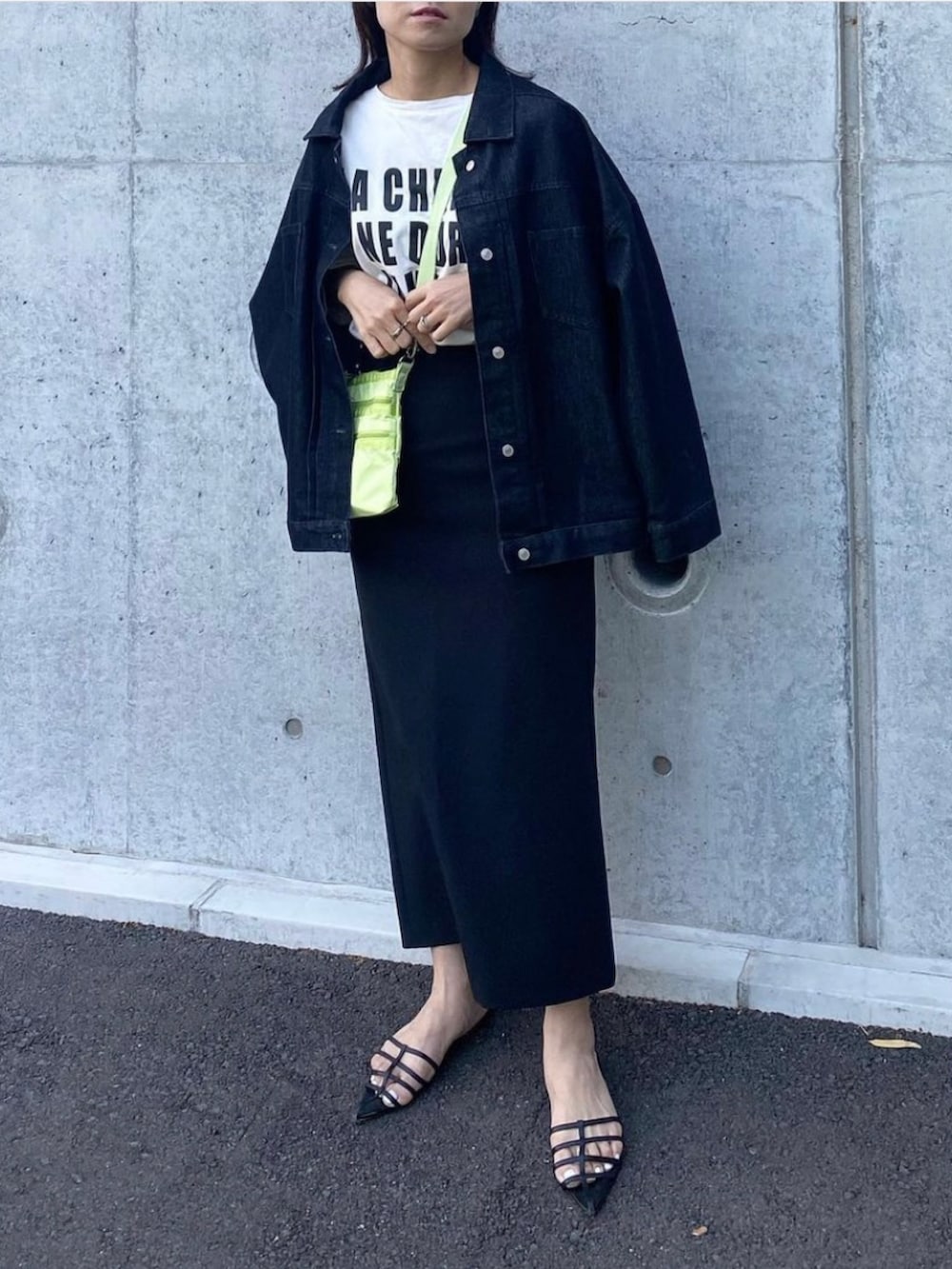 「lesportsac、レスポートサック、ショルダーバッグ、ZARA、シンプルスタイル、カラーバッグ、ライムグリーン、ライム、夏コーデ、ロゴT、きれいめカジュアル、オトナカジュアル、ママコーデ、ママファッション、ナロースカート」｜「hewnのアイテム（サンダル、ブラック系）」を使った、mikaさん（レディース・157cm）の春コーディネートの2枚目の写真