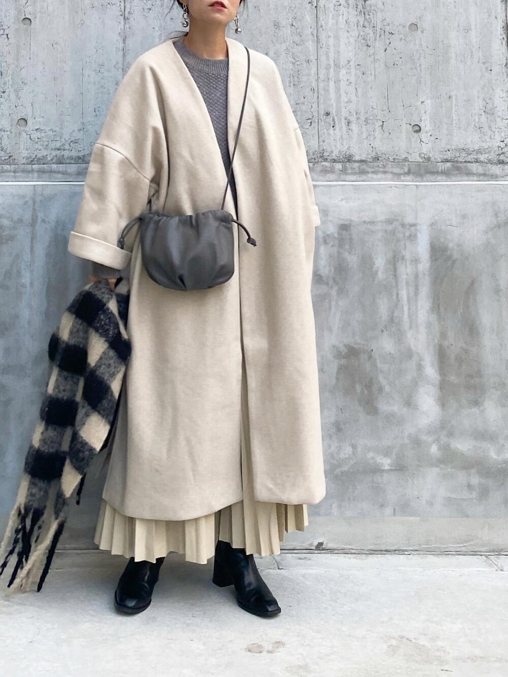 「ロングコート、ノーカラーコート、ガウンコート、plachic、aeyon、レザースカート、プリーツスカート、ZARA、マフラー、チェック、ショートブーツ、巾着バッグ、ショルダーバッグ、きれいめカジュアル、オトナカジュアル」｜「plachicのアイテム（ノーカラーコート、ホワイト系）」を使った、mikaさん（レディース・157cm）の冬コーディネートの2枚目の写真