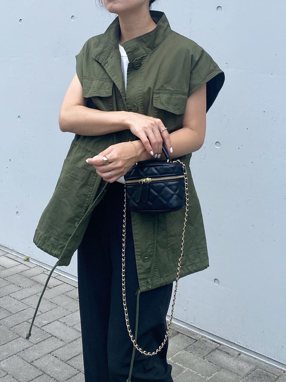 「AS KNOW AS plus、AS KNOW AS、バニティバッグ、ミニバッグ、ミリタリーベスト、ミリタリージャケット、パンツスタイル、UNIQLO、オトナ女子、きれいめカジュアル、オトナカジュアル、ママコーデ、ママファッション、シンフルコーデ」｜「UNIQLOのアイテム（パンツ、ブラック系）」を使った、mikaさん（レディース・157cm）の夏コーディネートの5枚目の写真