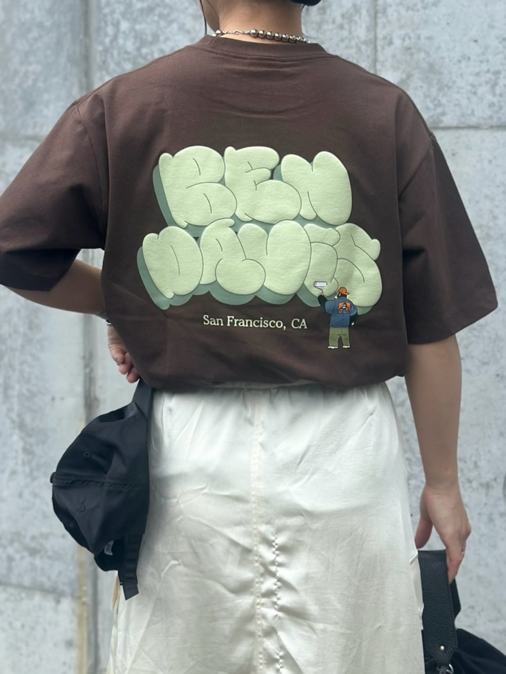 「NAVAL、naval_tokyo、NAVAL別注BENDAVIS、BEN DAVIS、ベンデイビス、夏コーデ、Tシャツ、ブラウン、グラフィックＴ、大人カジュアルコーデ、夏服、夏ファッション、大人ファッション、ママファッション、夏服コーデ」｜「BEN DAVISの【BEN DAVIS（ベンデイビス）】BUBBLE LOGO TEE NV / Tシャツ クルーネック 半袖 プリント（Tシャツ/カットソー、ブラウン系）」を使った、mikaさん（レディース・157cm）の夏コーディネートの3枚目の写真