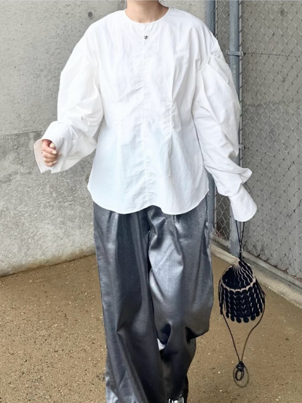 「notch.、イージーパンツ、パンツスタイル、パンツコーデ、パンツ、春、きれいめカジュアル、大人コーデ、キレイめ、春服コーデ、ママファッション、オトナ女子、モノトーンコーデ」｜「notch.のグリッターイージーパンツ（その他パンツ、ブラック系）」を使った、mikaさん（レディース・157cm）の春コーディネートの4枚目の写真