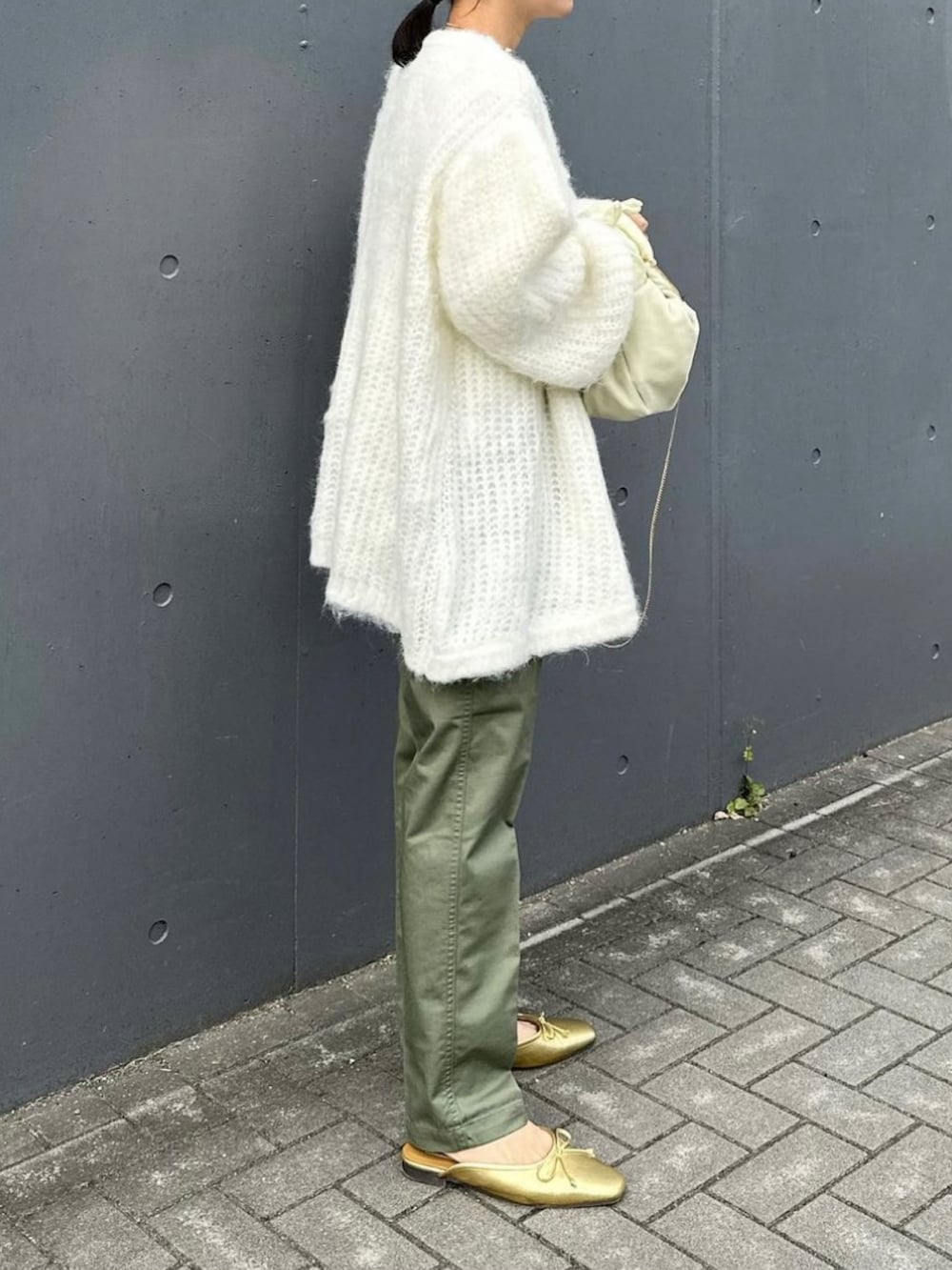 「ANGIE VINTAGE、Angie、ANGIE、ベイカーパンツ、ハイウエストパンツ、シャギーニット、bab、PAPYRUS、パンツスタイル、きれいめカジュアル、オトナカジュアル、大人カジュアル、ファッションを楽しもう、ママコーデ、ママファッション」｜「Babのモヘヤライクシャギーカーディガン（カーディガン/ボレロ、ホワイト系）」を使った、mikaさん（レディース・157cm）の秋コーディネートの2枚目の写真