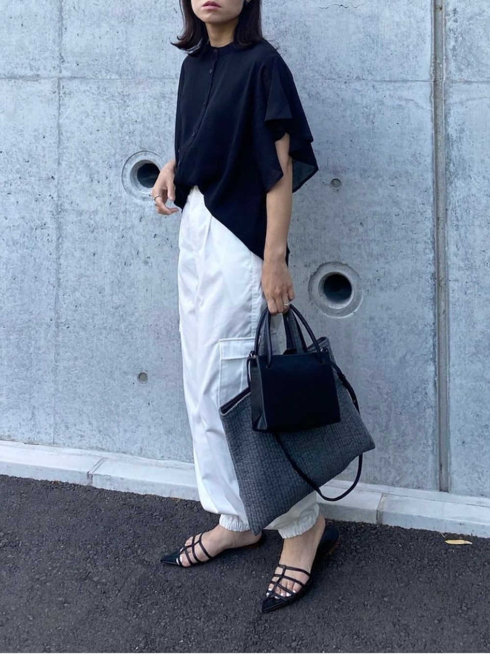 「frames RAY CASSIN、ZOZO限定、ZOZO購入品、ブラウス、ブラウスコーデ、GRL、グレイル、カーゴパンツ、モノトーン、モノトーンコーデ、ZARA、ミニバッグ、きれいめカジュアル、オトナカジュアル、ママコーデ」｜「frames RAY CASSINのWEB限定.　アソートラッフルスリーブブラウス（シャツ/ブラウス、ブラック系）」を使った、mikaさん（レディース・157cm）の春コーディネートの2枚目の写真