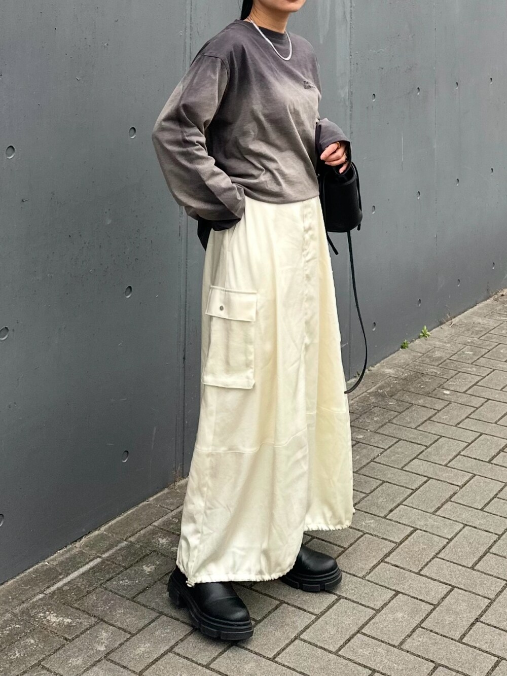 「forksy、forksy.、フォルクシー、ロンT、Tシャツ、春コーデ、大人カジュアル、オトナカジュアル、モノトーン、春服コーデ、大人ファッション、カーゴスカート、バルーンスカート、ママコーデ、サテンスカート」｜「SHOO・LA・RUEの【消臭】トラックソール チェルシー ブーツ（ブーツ、ブラック系）」を使った、mikaさん（レディース・157cm）の冬コーディネートの2枚目の写真