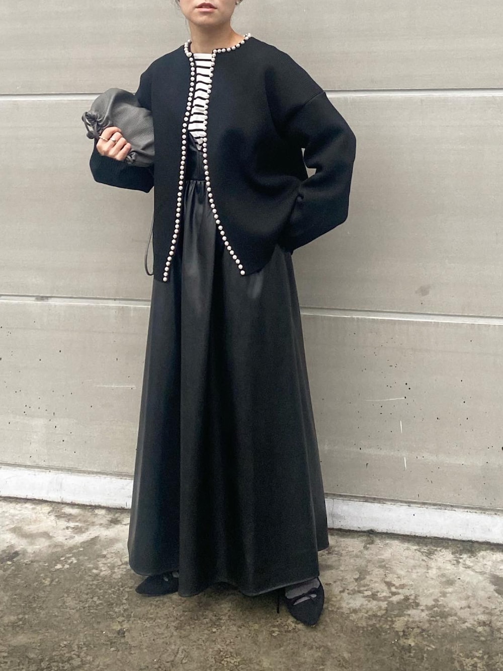 ブラック系のカーディガン/ボレロ、ブラック系のワンピース/ドレス、グレー系のバッグを着用したレディースの冬コーディネートの4枚目の写真