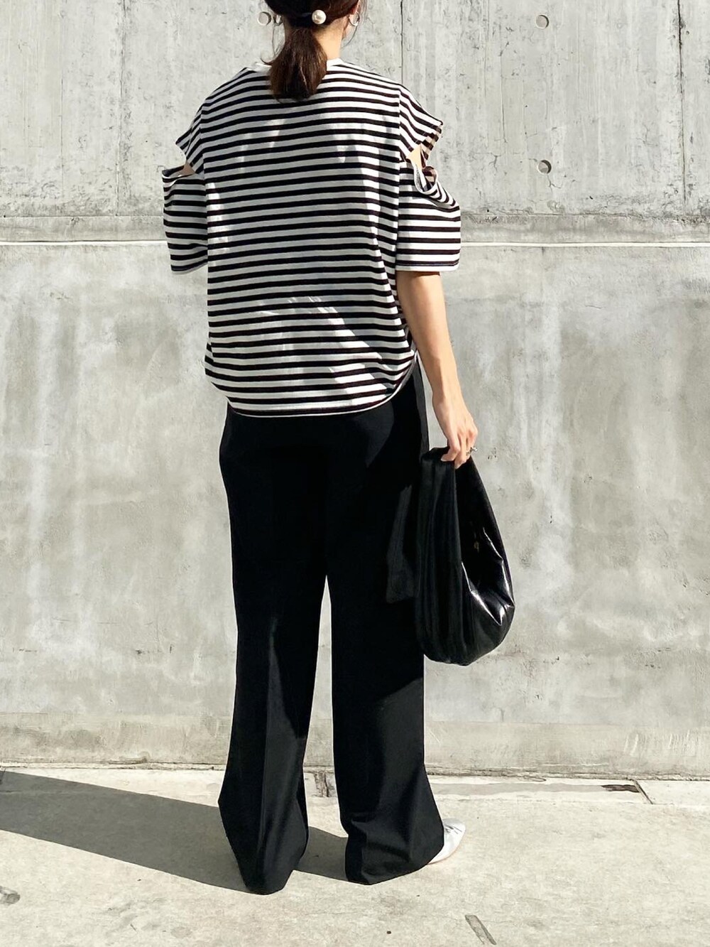 「moment+、momentplus、モーメントプラス、ボーダー、ボーダートップス、ボーダーTシャツ、カットアウト、Tシャツ、UNIQLO、タックワイドパンツ、ZARA、バレエシューズ、モノトーン、きれいめカジュアル、オトナカジュアル」｜「UNIQLOのアイテム（パンツ、ブラック系）」を使った、mikaさん（レディース・157cm）の秋コーディネートの3枚目の写真