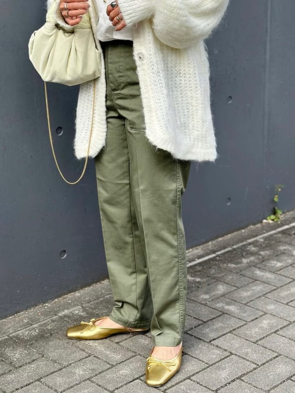 「ANGIE VINTAGE、Angie、ANGIE、ベイカーパンツ、ハイウエストパンツ、シャギーニット、bab、PAPYRUS、パンツスタイル、きれいめカジュアル、オトナカジュアル、大人カジュアル、ファッションを楽しもう、ママコーデ、ママファッション」｜「Babのモヘヤライクシャギーカーディガン（カーディガン/ボレロ、ホワイト系）」を使った、mikaさん（レディース・157cm）の秋コーディネートの4枚目の写真