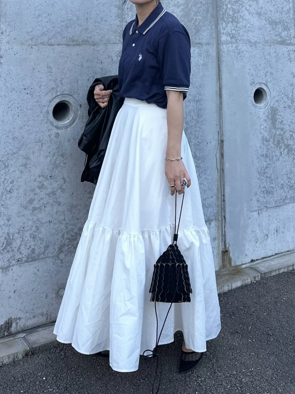 ブラック系のその他シューズ、ブラック系のショルダーバッグ、ブルー系のポロシャツを着用したレディースの春コーディネートの2枚目の写真