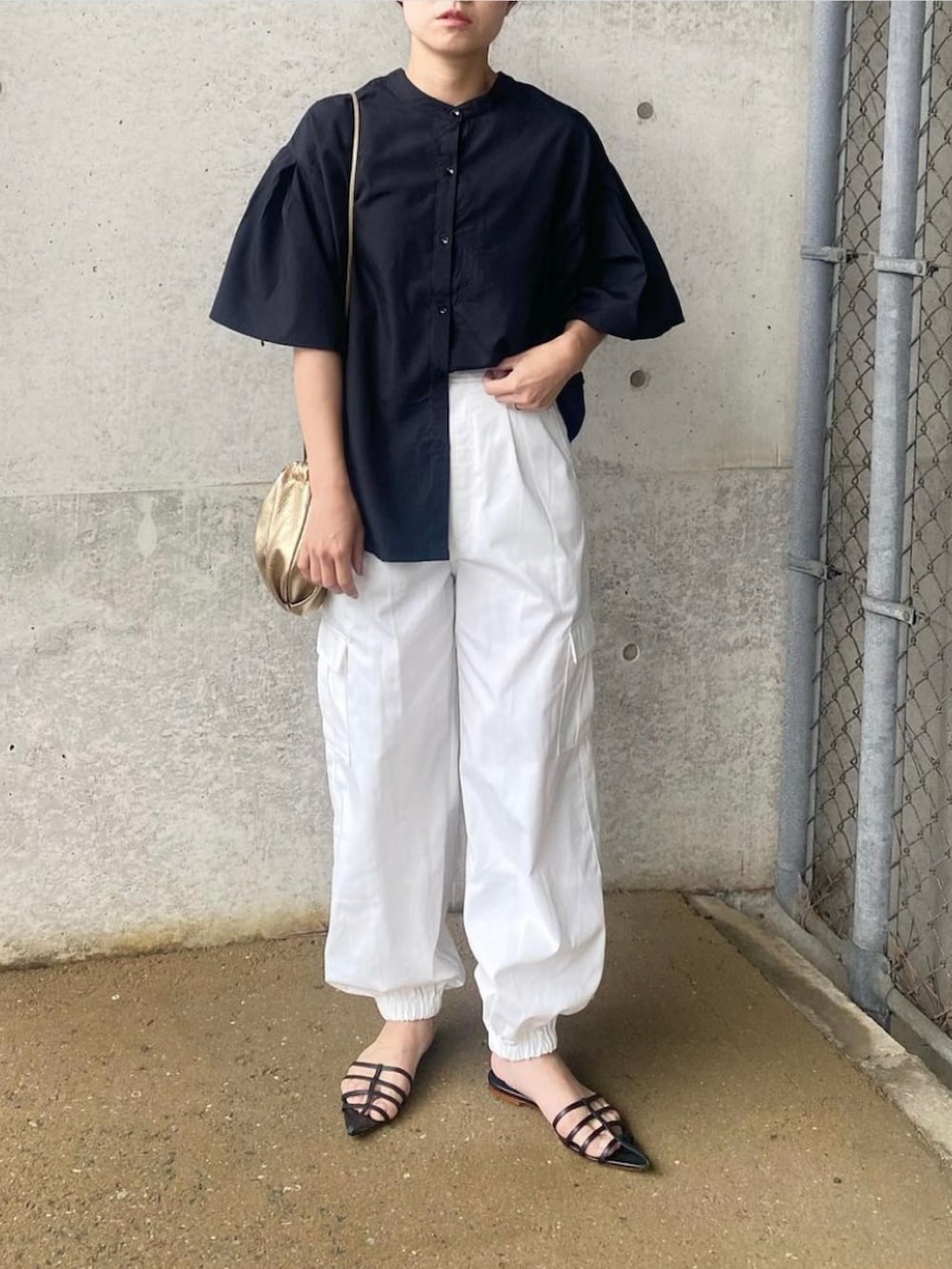 「bohmal、ボマール、bohmal_style、bohmal_official、前後2WAY袖タックブラウス、前後2way、ブラウス、カーゴパンツ、GRL、メタリック、モノトーン、きれいめカジュアル、オトナカジュアル、ママコーデ、春夏コーデ」｜「GRLのアイテム（カーゴパンツ、ホワイト系）」を使った、mikaさん（レディース・157cm）の春コーディネートの3枚目の写真