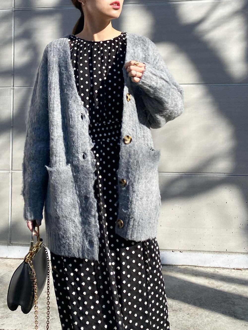 「カーディガン、ビッグシルエット、グレー、natural couture、ワンピース、ZARA、ZANCHETTI、ショートブーツ、きれいめカジュアル、オトナカジュアル、ママコーデ、刺繍ワンピース、モノトーンコーデ、オトナ女子、大人ガーリー」｜「natural coutureの【大人ナチュ】【WEB限定】モンスターBIGカーディガン（カーディガン/ボレロ、グレー系）」を使った、mikaさん（レディース・157cm）の冬コーディネートの5枚目の写真