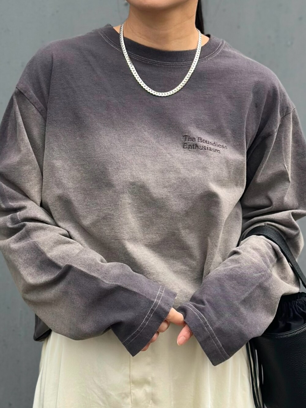 「forksy、forksy.、フォルクシー、ロンT、Tシャツ、春コーデ、大人カジュアル、オトナカジュアル、モノトーン、春服コーデ、大人ファッション、カーゴスカート、バルーンスカート、ママコーデ、サテンスカート」｜「SHOO・LA・RUEの【消臭】トラックソール チェルシー ブーツ（ブーツ、ブラック系）」を使った、mikaさん（レディース・157cm）の冬コーディネートの4枚目の写真