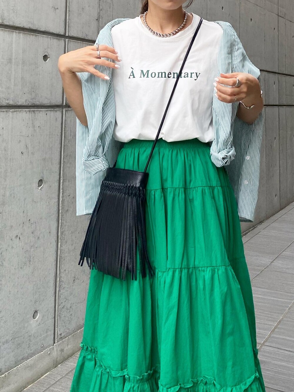 「LAUIR、JUNOAH、ティアードスカート、グリーン、グリーンスカート、フレアスカート、ロゴT、ストライプシャツ、plachic、aeyon、UNIQLO、トングサンダル、ショルダーバッグ、オトナカジュアル、きれいめカジュアル」｜「LAUIRのギャザーフリルティアードマキシスカート（スカート、グリーン系）」を使った、mikaさん（レディース・157cm）の夏コーディネートの4枚目の写真