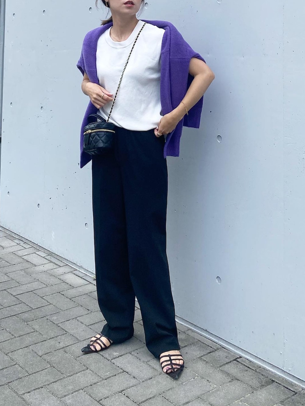 「ANGIE、Angie、カーディガン、オーバーサイズカーディガン、オーバーサイズニット、パープル、秋カラー、秋のコーデ、秋コーデ、オーバーサイズ、UNIQLO、ユニクロ、オトナカジュアル、きれいめカジュアル、ママコーデ」｜「UNIQLOのアイテム（パンツ、ブラック系）」を使った、mikaさん（レディース・157cm）の夏コーディネートの4枚目の写真