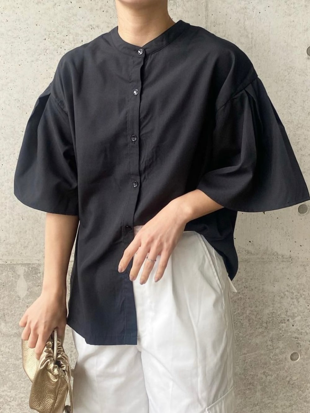 「bohmal、ボマール、bohmal_style、bohmal_official、前後2WAY袖タックブラウス、前後2way、ブラウス、カーゴパンツ、GRL、メタリック、モノトーン、きれいめカジュアル、オトナカジュアル、ママコーデ、春夏コーデ」｜「GRLのアイテム（カーゴパンツ、ホワイト系）」を使った、mikaさん（レディース・157cm）の春コーディネートの4枚目の写真