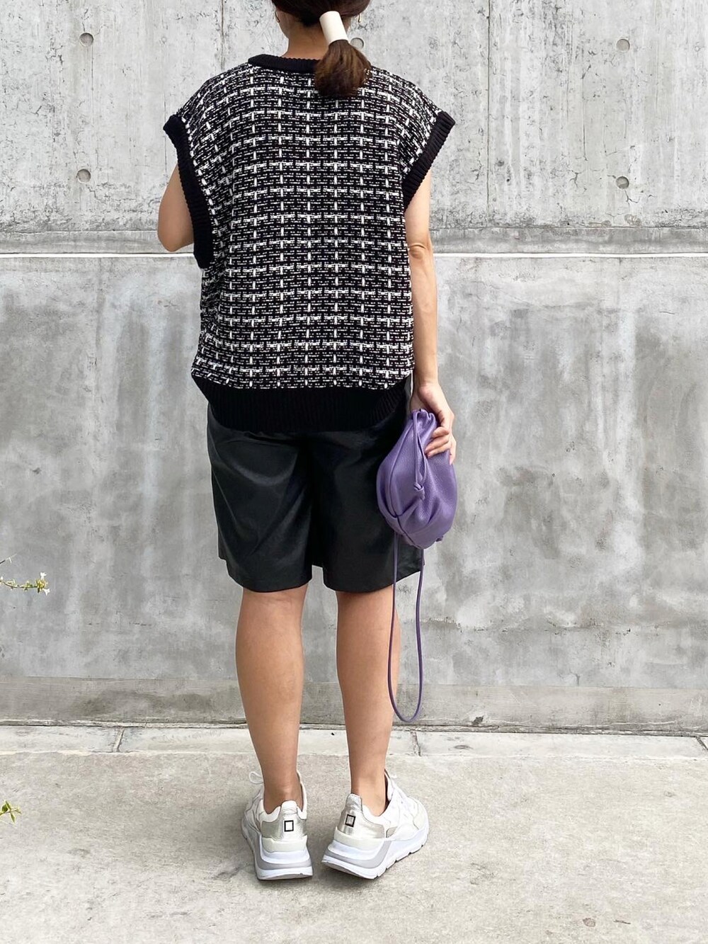 「ニットベスト、ツイード、ツイードベスト、clearimpression、クリアインプレッション、aeyon、plachic、レザーパンツ、バミューダパンツ、スニーカー、D.A.T.E.、ダッドスニーカー、オトナカジュアル、秋先取りコーデ、きれいめカジュアル」｜「ayakobagのアイテム（バッグ、パープル系）」を使った、mikaさん（レディース・157cm）の秋コーディネートの2枚目の写真