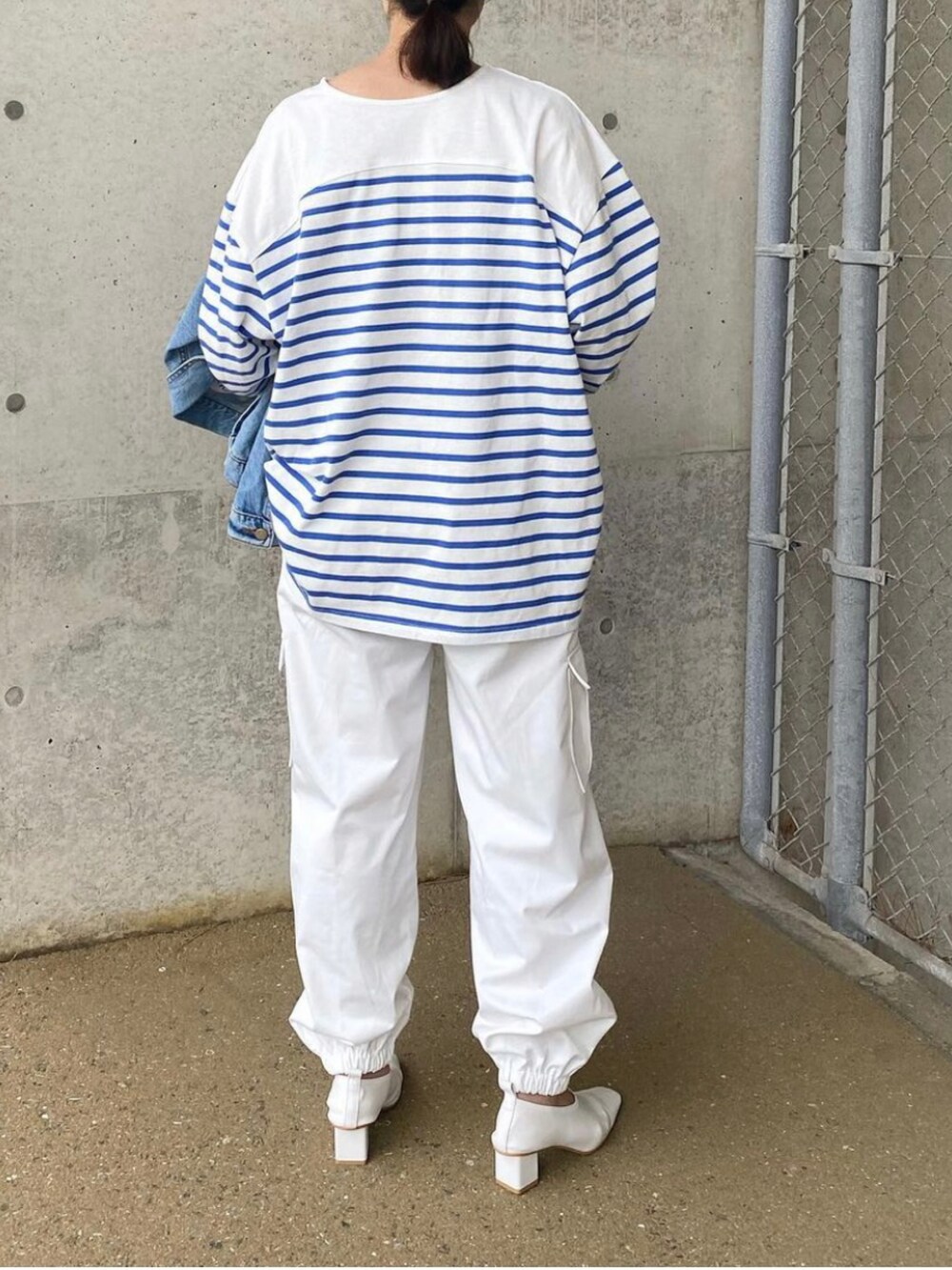 「bab、babshowroom、ボーダー、ボーダートップス、ブルー、ブルー x ホワイト、GRL、グレイル、カーゴパンツ、Fabby fabby、甲深パンプス、巾着バッグ、メタリック、きれいめカジュアル、オトナカジュアル」｜「GRLのアイテム（カーゴパンツ、ホワイト系）」を使った、mikaさん（レディース・157cm）の冬コーディネートの3枚目の写真