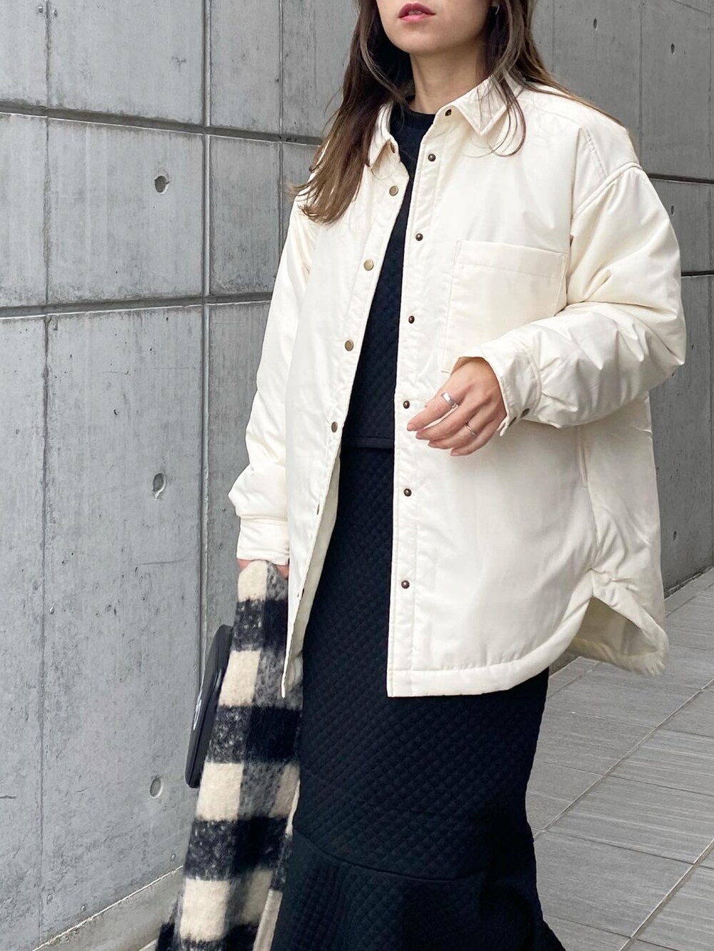 「中綿ジャケット、中綿ブルゾン、Ciena、Emmataylor、styledoor、ライトアウター、マーメイドスカート、キルティングスカート、plachic、aeyon、michino、ZARA、D.A.T.E、きれいめカジュアル、オトナカジュアル」｜「CIENAの中綿シャツブルゾン（ダウンジャケット/コート、ホワイト系）」を使った、mikaさん（レディース・157cm）の冬コーディネートの5枚目の写真