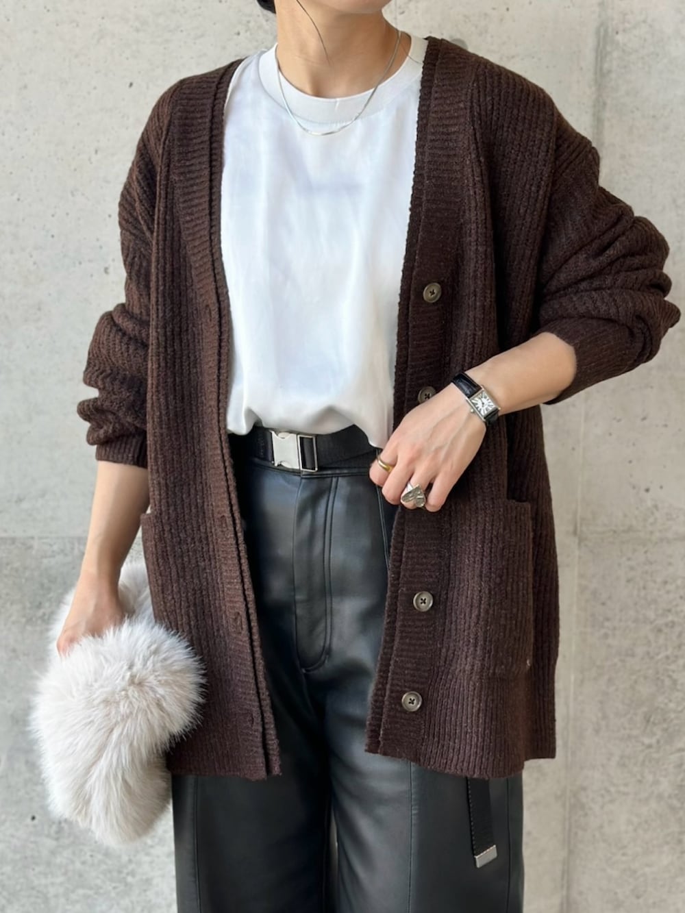 ブラック系のその他パンツ、ブラウン系のカーディガン/ボレロ、ホワイト系のハンドバッグを着用したレディースの秋コーディネートの5枚目の写真