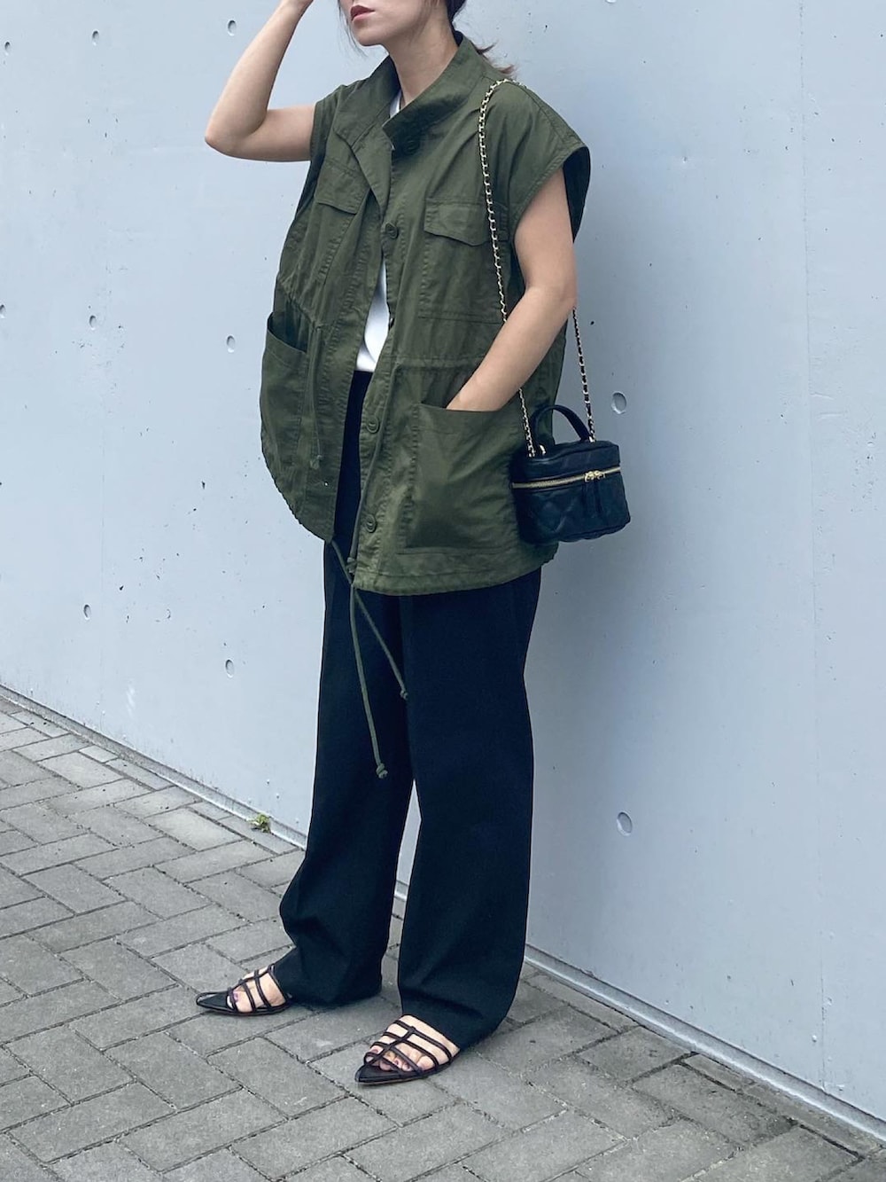 「AS KNOW AS plus、AS KNOW AS、バニティバッグ、ミニバッグ、ミリタリーベスト、ミリタリージャケット、パンツスタイル、UNIQLO、オトナ女子、きれいめカジュアル、オトナカジュアル、ママコーデ、ママファッション、シンフルコーデ」｜「UNIQLOのアイテム（パンツ、ブラック系）」を使った、mikaさん（レディース・157cm）の夏コーディネートの2枚目の写真