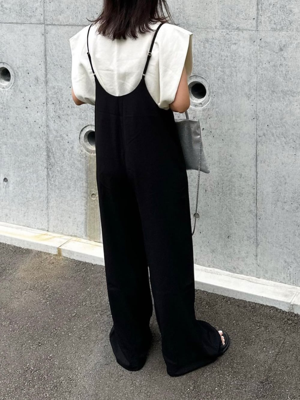 「evernavy、エバーネイビー、サロペット、ラクチンコーデ、モノトーン、シンプルスタイル、このスタイルがお気に入り、ZARA、ザラ、きれいめカジュアル、オトナカジュアル、オトナ女子、ママコーデ、ママファッション、夏コーデ」｜「evernavyのとろみ素材スクエアネックサロペット（サロペット/オーバーオール、ブラック系）」を使った、mikaさん（レディース・157cm）の夏コーディネートの3枚目の写真