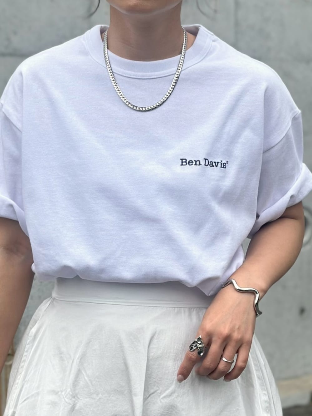「BEN DAVIS、ベンデイビス、NAVAL、naval_tokyo、白Tシャツ、ホワイトコーデ、ホワイト、バルーンスカート、オトナカジュアル、大人カジュアル、サンダル、夏ファッション、大人ファッション、スカートスタイル、ママコーデ」｜「abahouse mavieの【Oggi掲載/WEB Domani掲載】バルーンスカート（スカート、ホワイト系）」を使った、mikaさん（レディース・157cm）の夏コーディネートの3枚目の写真