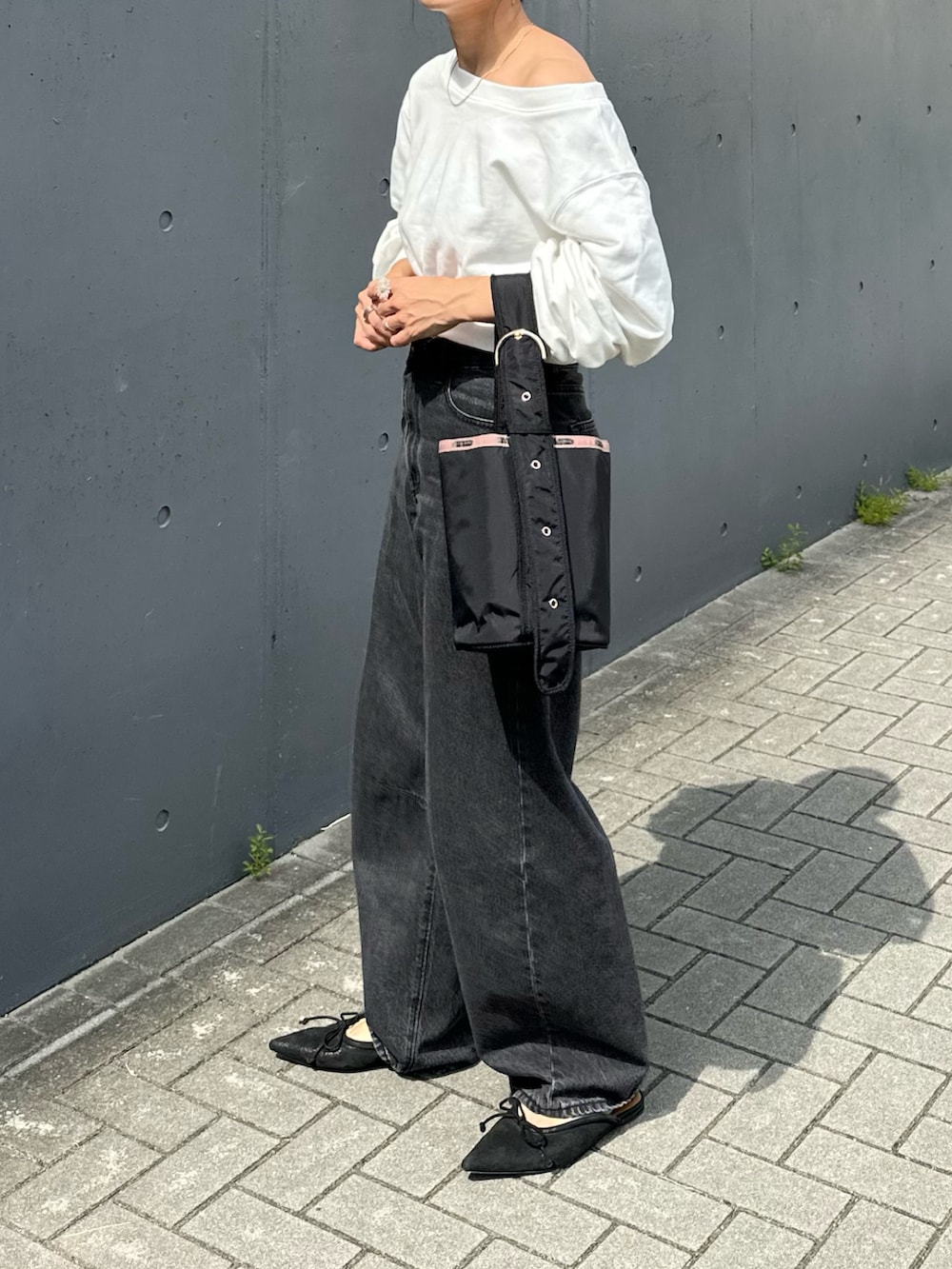 「lesportsac、LeSportsac、レスポートサック、レスポートサックアトリエ、lesportsacatelier、秋っぽコーデ更新中、ワンショルダーバッグ、オフショル、オフショルスウェット、デニム、バレルレッグジーンズ、GU、きれいめカジュアル、オトナカジュアル、秋冬コーデ」｜「sh_kiのアイテム（スウェット、ホワイト系）」を使った、mikaさん（レディース・157cm）の秋コーディネートの2枚目の写真