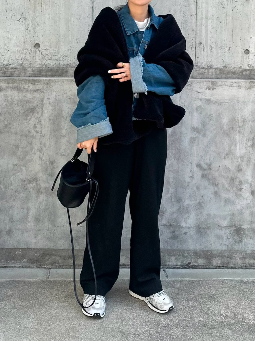「le elmi、ルエルミ、デニムジャケット、春コーデ、春アウター、デニジャケ、春服コーデ、オトナカジュアル、大人ファッション、ママコーデ、シンプルコーデ、パンツコーデ、春、デニムコーデ、春服」｜「UNIQLOのアイテム（パンツ、ブラック系）」を使った、mikaさん（レディース・157cm）の冬コーディネートの4枚目の写真