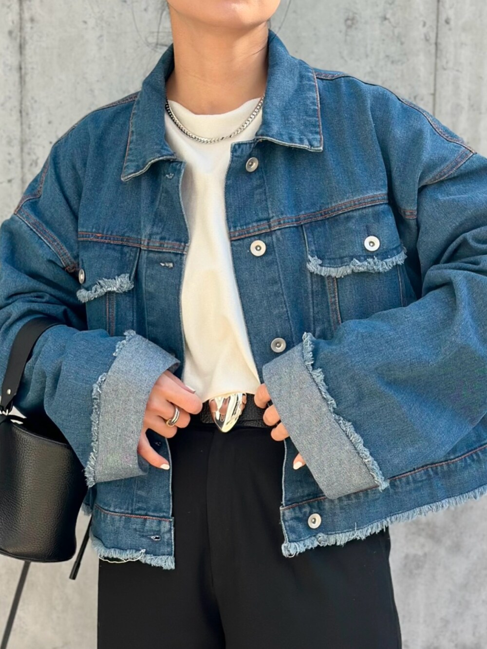 「le elmi、ルエルミ、デニムジャケット、春コーデ、春アウター、デニジャケ、春服コーデ、オトナカジュアル、大人ファッション、ママコーデ、シンプルコーデ、パンツコーデ、春、デニムコーデ、春服」｜「UNIQLOのアイテム（パンツ、ブラック系）」を使った、mikaさん（レディース・157cm）の冬コーディネートの5枚目の写真