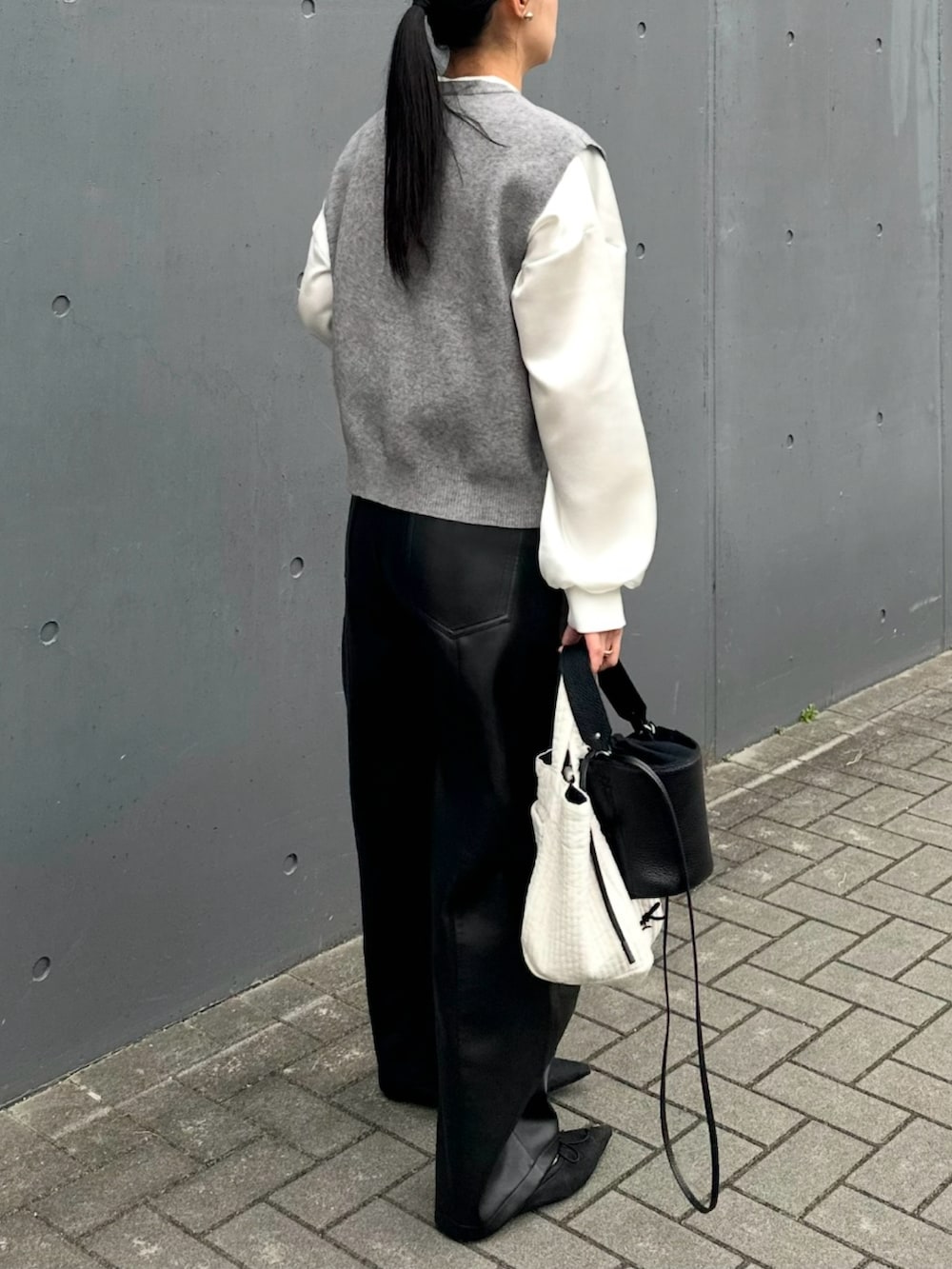 「Ranan(Ranan)、ラナン、rananstyle、ニットベスト、ニット、レイヤードスタイル、ベストコーデ、ベスト、きれいめカジュアル、オトナカジュアル、オトナ女子、春コーデ、春服コーデ、パンツコーデ、大人ファッション」｜「RANANのゴールド調ボタンVネックベスト（ベスト、グレー系）」を使った、mikaさん（レディース・157cm）の冬コーディネートの3枚目の写真