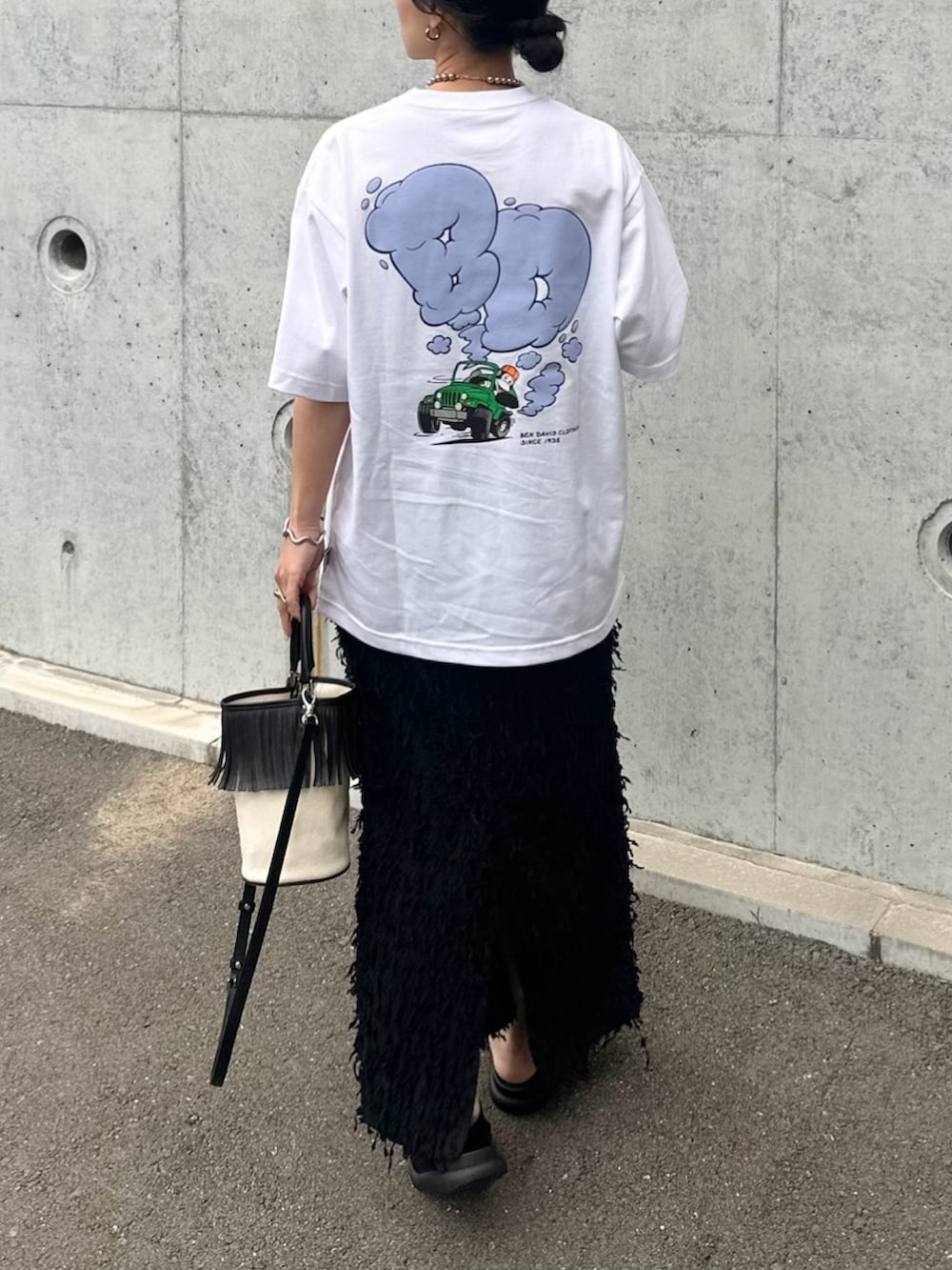 「NAVAL、naval_tokyo、BEN DAVIS、ベンデイビス、バックプリント、バックプリントTシャツ、Tシャツ、白Tシャツ、大人カジュアル、初夏コーデ、Tシャツ/カットソー、ママコーデ、カジュアル、夏コーデ、夏ファッション」｜「VIVAIAのアイテム（サンダル、ブラック系）」を使った、mikaさん（レディース・157cm）の春コーディネートの2枚目の写真