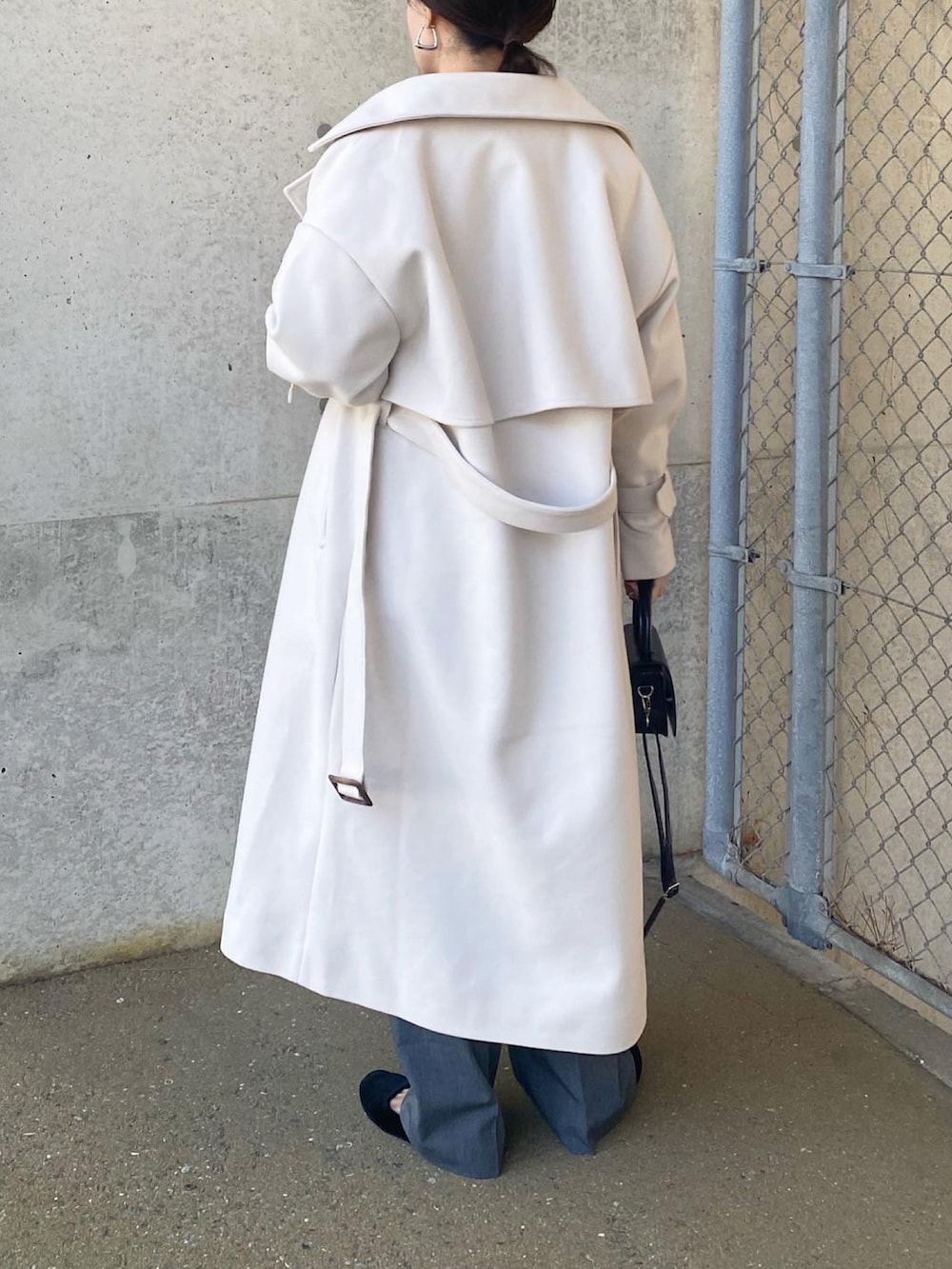 「moment+、モーメントプラス、TGC、トレンチコート、ロングコート、冬コーデ、ZOZOTOWN、aeyon、plachic、UNIQLO、ZARA、きれいめカジュアル、オトナカジュアル、ママコーデ、パンツスタイル」｜「moment+のライトニットメルトン キャンディスリーブロングトレンチコート（裏地付き）（トレンチコート、ホワイト系）」を使った、mikaさん（レディース・157cm）の冬コーディネートの3枚目の写真