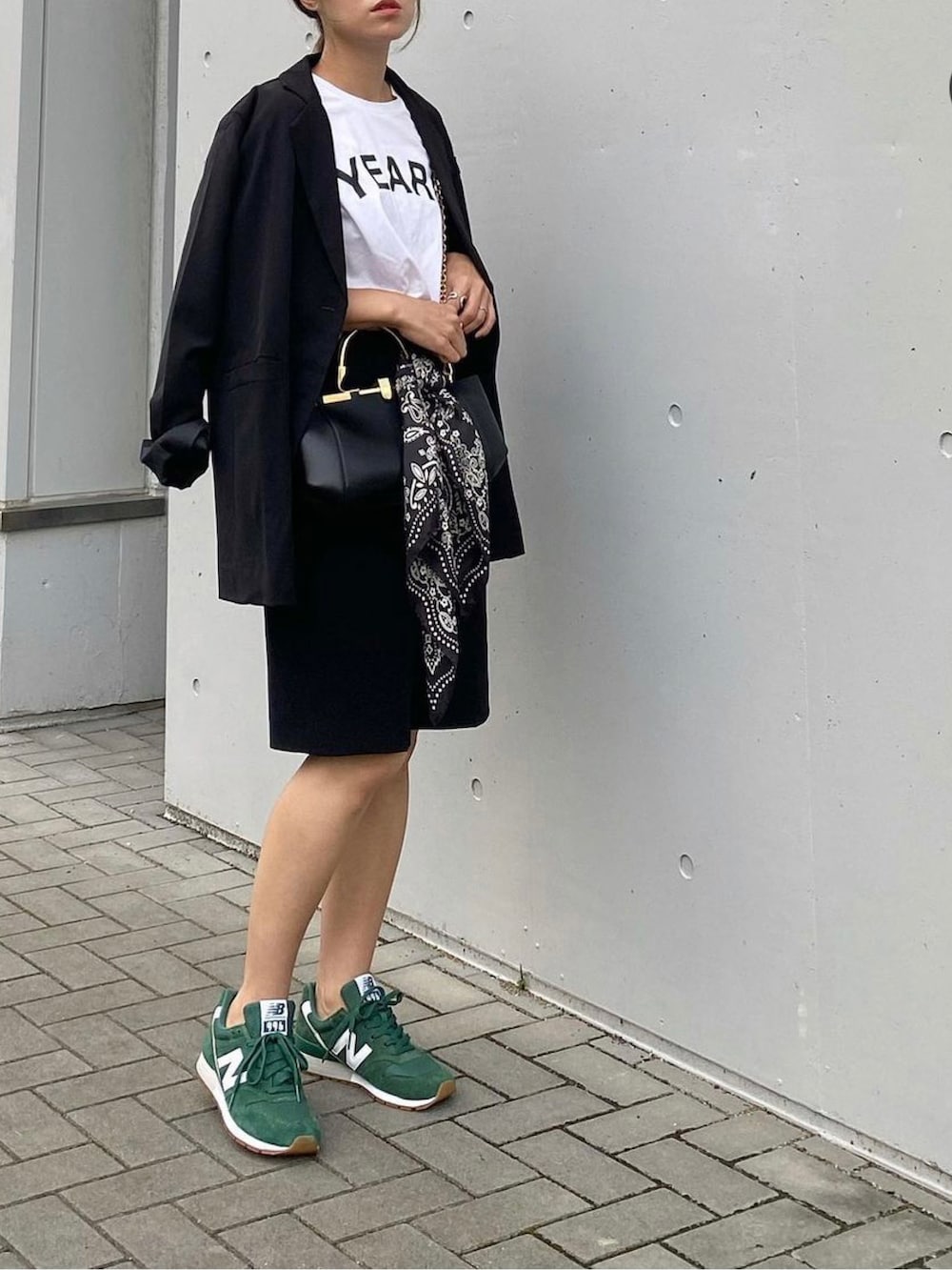 「テーラードジャケット、ジャケット、ジャケットスタイル、セットアップ風、plachic、ZARA、バミューダパンツ、ZANCHETTI、manipuri、スカーフ、スニーカー、グリーン、New Balance、オトナカジュアル、きれいめカジュアル」｜「plachicのアイテム（テーラードジャケット、ホワイト系）」を使った、mikaさん（レディース・157cm）の秋コーディネートの4枚目の写真