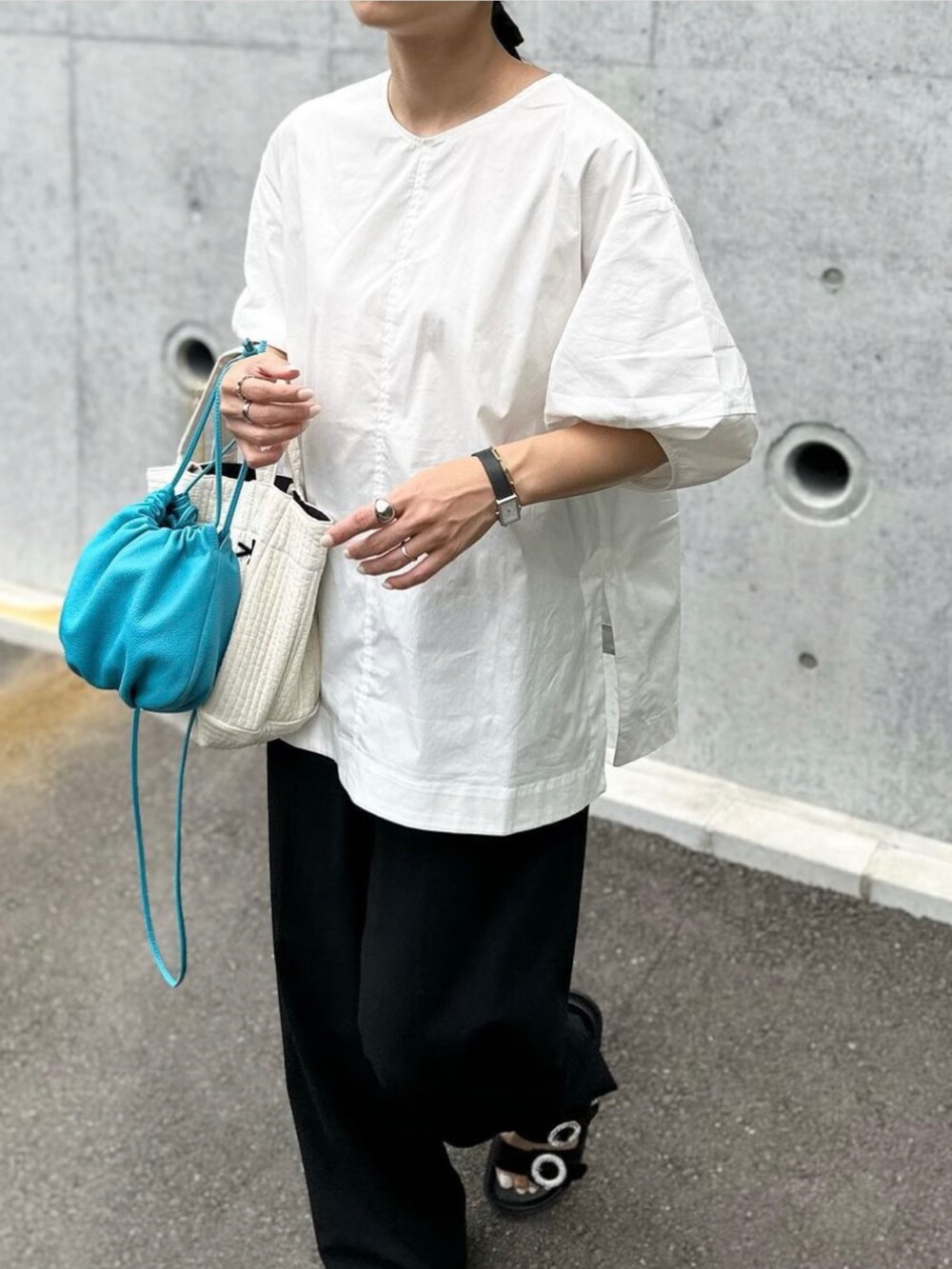 「evernavy、エバーネイビー、ブラウス、ブラウスコーデ、キレイめカジュアル、夏コーデ、オトナカジュアル、夏服、大人女子、ママコーデ、ママファッション、キレイめ、パンツスタイル」｜「UNIQLOのアイテム（パンツ、ブラック系）」を使った、mikaさん（レディース・157cm）の夏コーディネートの4枚目の写真