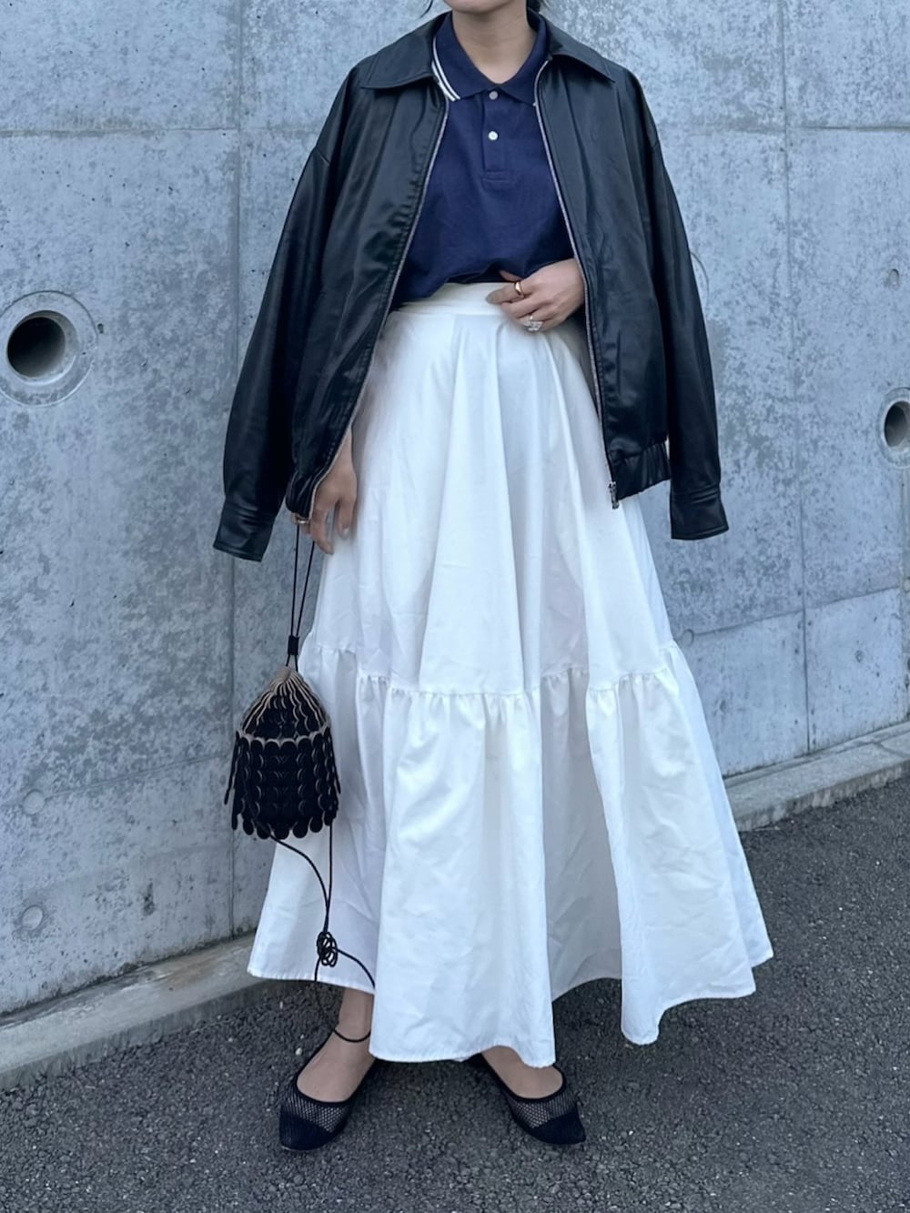 ブラック系のその他シューズ、ブラック系のショルダーバッグ、ブルー系のポロシャツを着用したレディースの春コーディネートの3枚目の写真