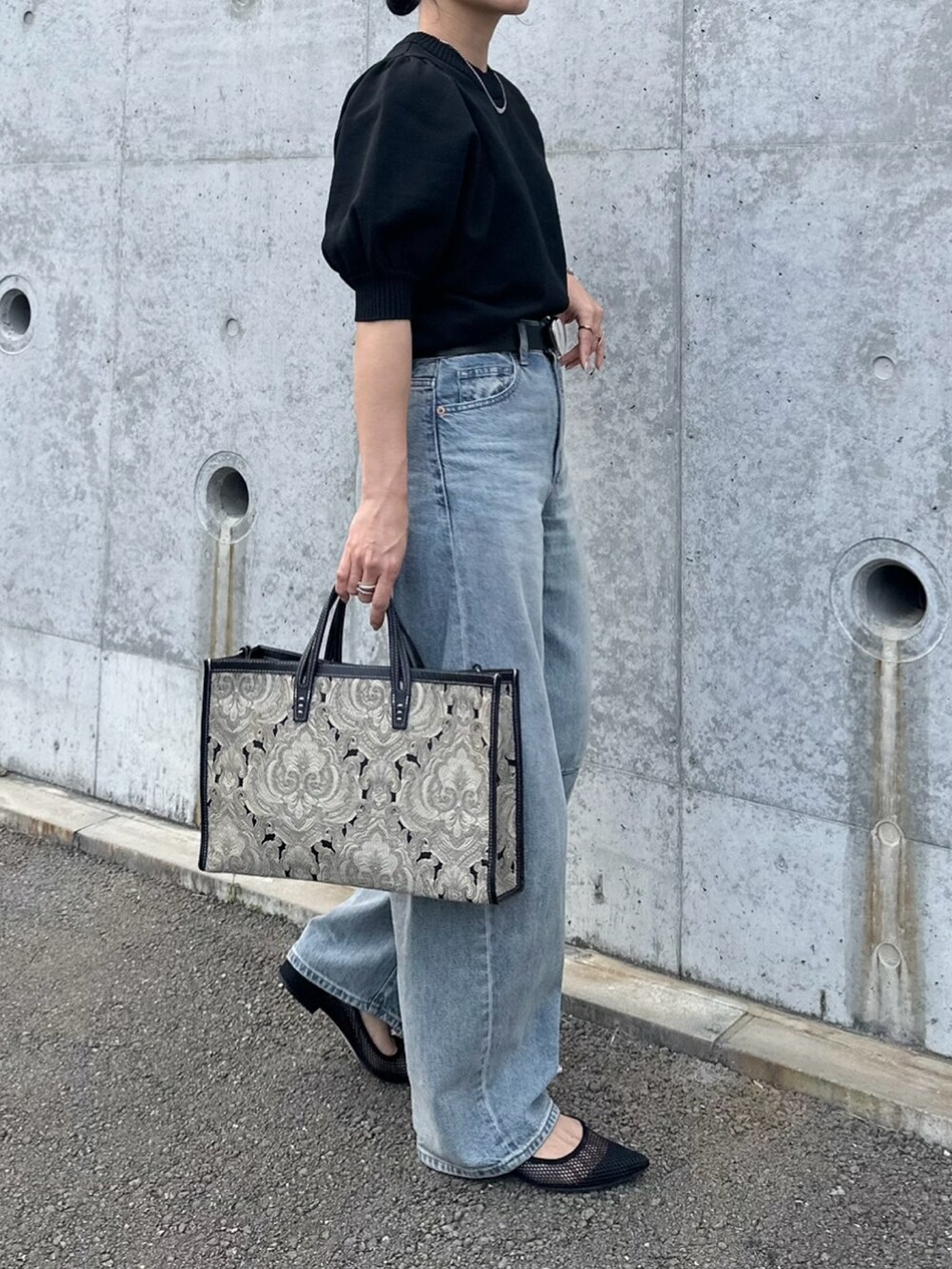 「Ranan(Ranan)、rananstyle、ラナン、半袖ニット、春コーデ、春ニット、春めき満開コーデ、春服コーデ、オトナ女子、大人ファッション、大人カジュアル、きれいめカジュアル、ママコーデ、ママファッション、デニム」｜「LE TALONのポインテッドネットフラット（その他シューズ、ブラック系）」を使った、mikaさん（レディース・157cm）の春コーディネートの2枚目の写真