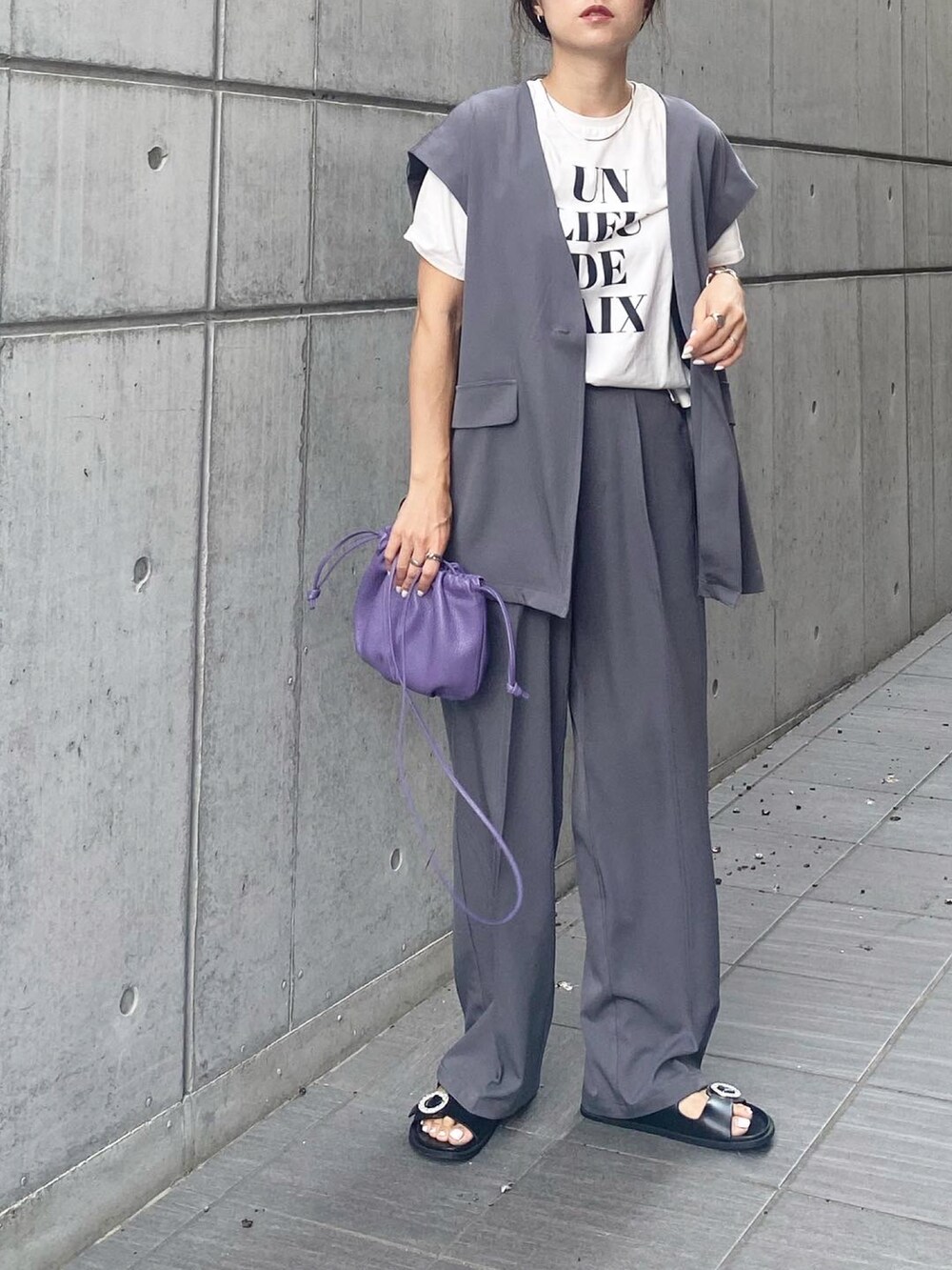 「セットアップ、BONLECILL、ボンルシール、ジャケット、センタープレスパンツ、ジレ、２ＷＡＹ、ZARA、AYAKOBAG、巾着バッグ、パープル、大人コーデ、オトナカジュアル、きれいめカジュアル、ママコーデ」｜「BONLECILLの【2点セット】2wayノーカラーテーラードジャケット/ジレ&センタープレスパンツ セットアップ【ファッション雑誌SPRiNG 7月号掲載】（セットアップ、グレー系）」を使った、mikaさん（レディース・157cm）の夏コーディネートの3枚目の写真
