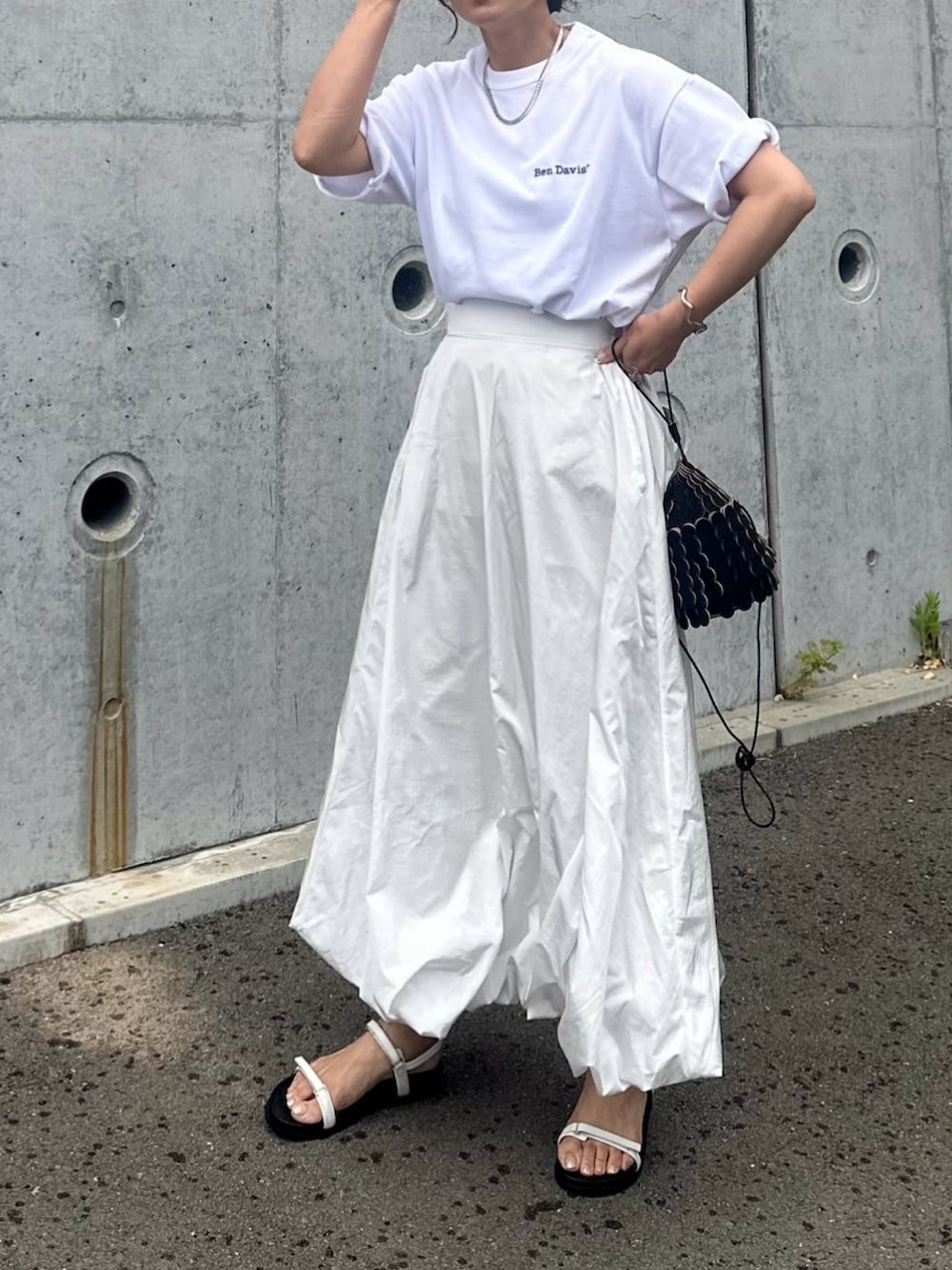 「BEN DAVIS、ベンデイビス、NAVAL、naval_tokyo、白Tシャツ、ホワイトコーデ、ホワイト、バルーンスカート、オトナカジュアル、大人カジュアル、サンダル、夏ファッション、大人ファッション、スカートスタイル、ママコーデ」｜「abahouse mavieの【Oggi掲載/WEB Domani掲載】バルーンスカート（スカート、ホワイト系）」を使った、mikaさん（レディース・157cm）の夏コーディネートの2枚目の写真
