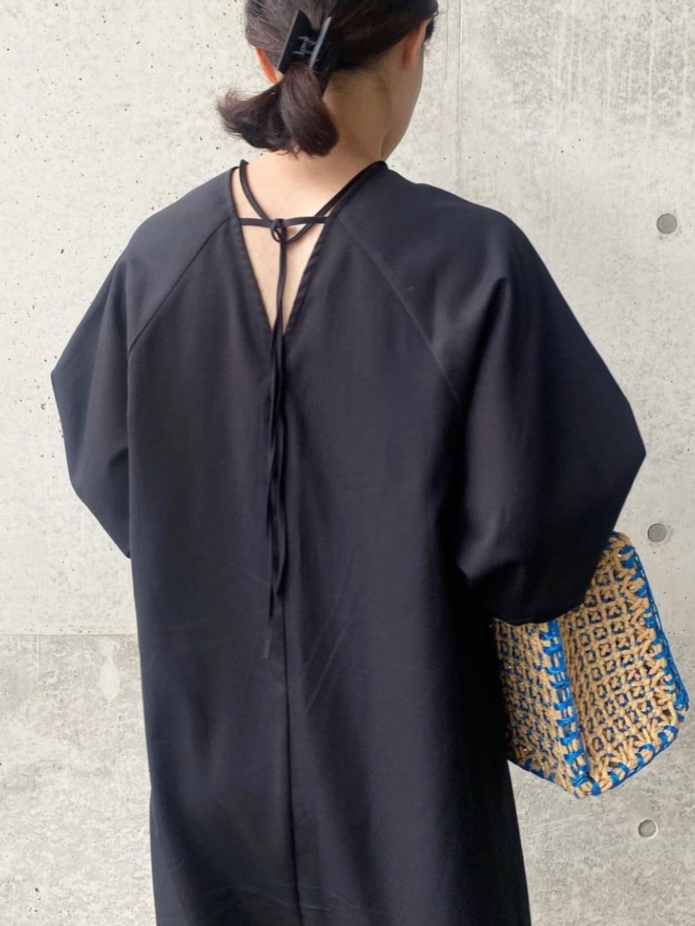 「JUNOAH、ワンピース、マーメイドワンピース、ブラックワンピース、ブラックコーデ、MARNI MARKET、marni、かごバッグ、きれいめカジュアル、オトナカジュアル、オトナ女子、ママコーデ、ママファッション、大人女子、春夏コーデ」｜「MARNI MARKETのアイテム（かごバッグ、ブルー系）」を使った、mikaさん（レディース・157cm）の春コーディネートの5枚目の写真