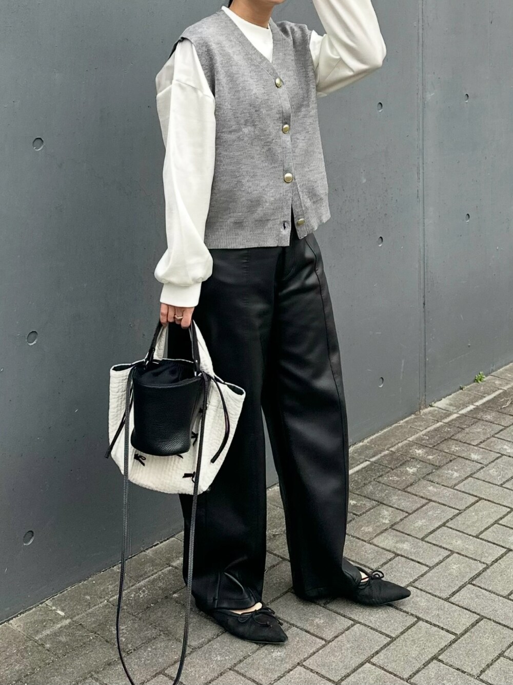 「Ranan(Ranan)、ラナン、rananstyle、ニットベスト、ニット、レイヤードスタイル、ベストコーデ、ベスト、きれいめカジュアル、オトナカジュアル、オトナ女子、春コーデ、春服コーデ、パンツコーデ、大人ファッション」｜「RANANのゴールド調ボタンVネックベスト（ベスト、グレー系）」を使った、mikaさん（レディース・157cm）の冬コーディネートの2枚目の写真