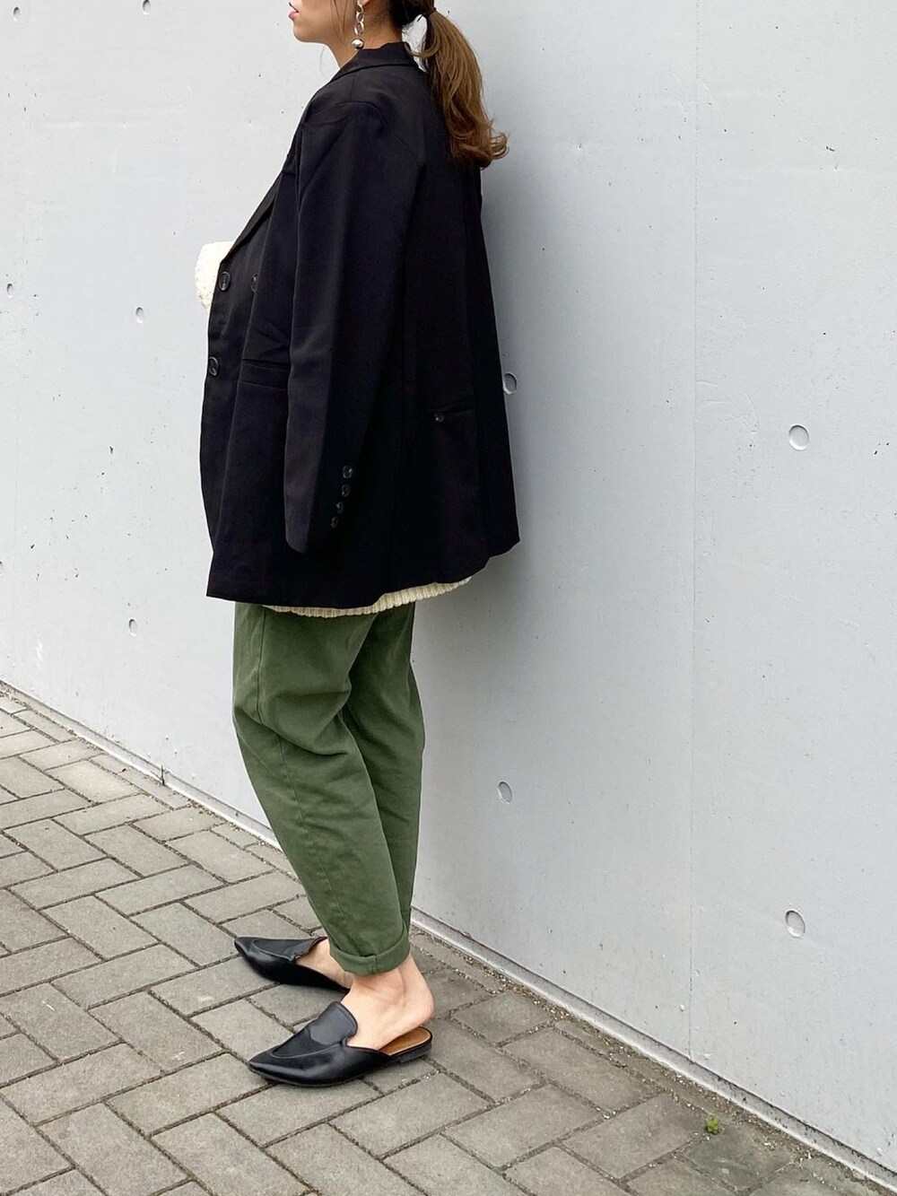 ブルー系のデニムパンツ、ホワイト系のカーディガン/ボレロ、ホワイト系のテーラードジャケットを着用したレディースの秋コーディネートの2枚目の写真