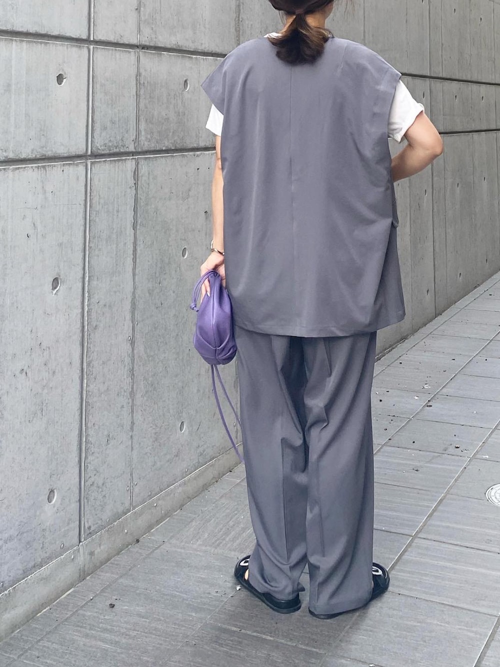「セットアップ、BONLECILL、ボンルシール、ジャケット、センタープレスパンツ、ジレ、２ＷＡＹ、ZARA、AYAKOBAG、巾着バッグ、パープル、大人コーデ、オトナカジュアル、きれいめカジュアル、ママコーデ」｜「BONLECILLの【2点セット】2wayノーカラーテーラードジャケット/ジレ&センタープレスパンツ セットアップ【ファッション雑誌SPRiNG 7月号掲載】（セットアップ、グレー系）」を使った、mikaさん（レディース・157cm）の夏コーディネートの2枚目の写真