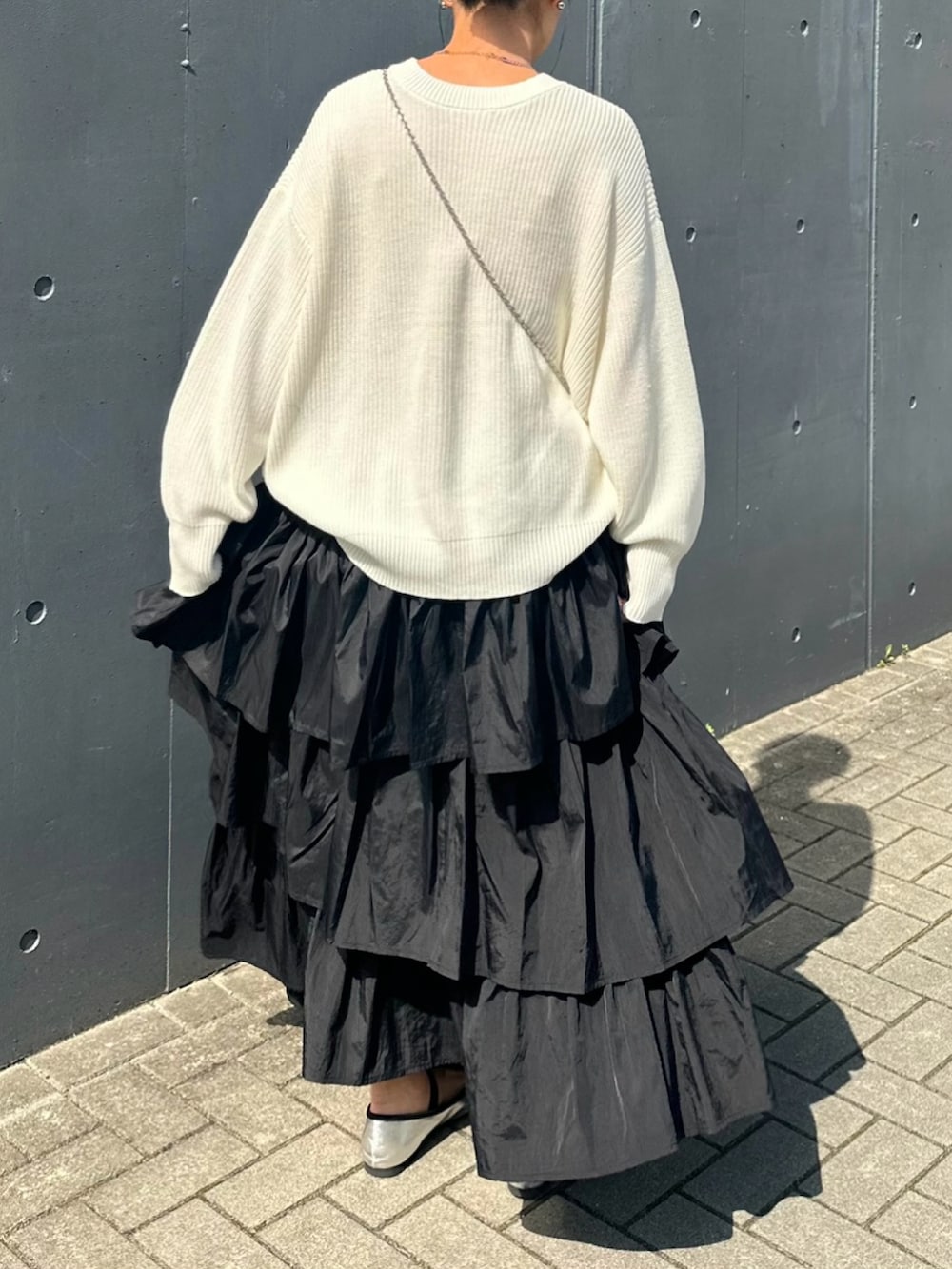「notch.、notch. by yui、今日のコーデ、春服コーデ、大人カジュアルコーデ、大人かわいい、スカートコーデ、春ニット、ティアードスカート、スプリングニット、フォトプリント、ゆるコーデ、お洒落さんとつながりたい、ラフコーデ、楽チンコーデ」｜「notch.のフォトプリントプルオーバーニット（ニット/セーター、ホワイト系）」を使った、mikaさん（レディース・157cm）の春コーディネートの3枚目の写真